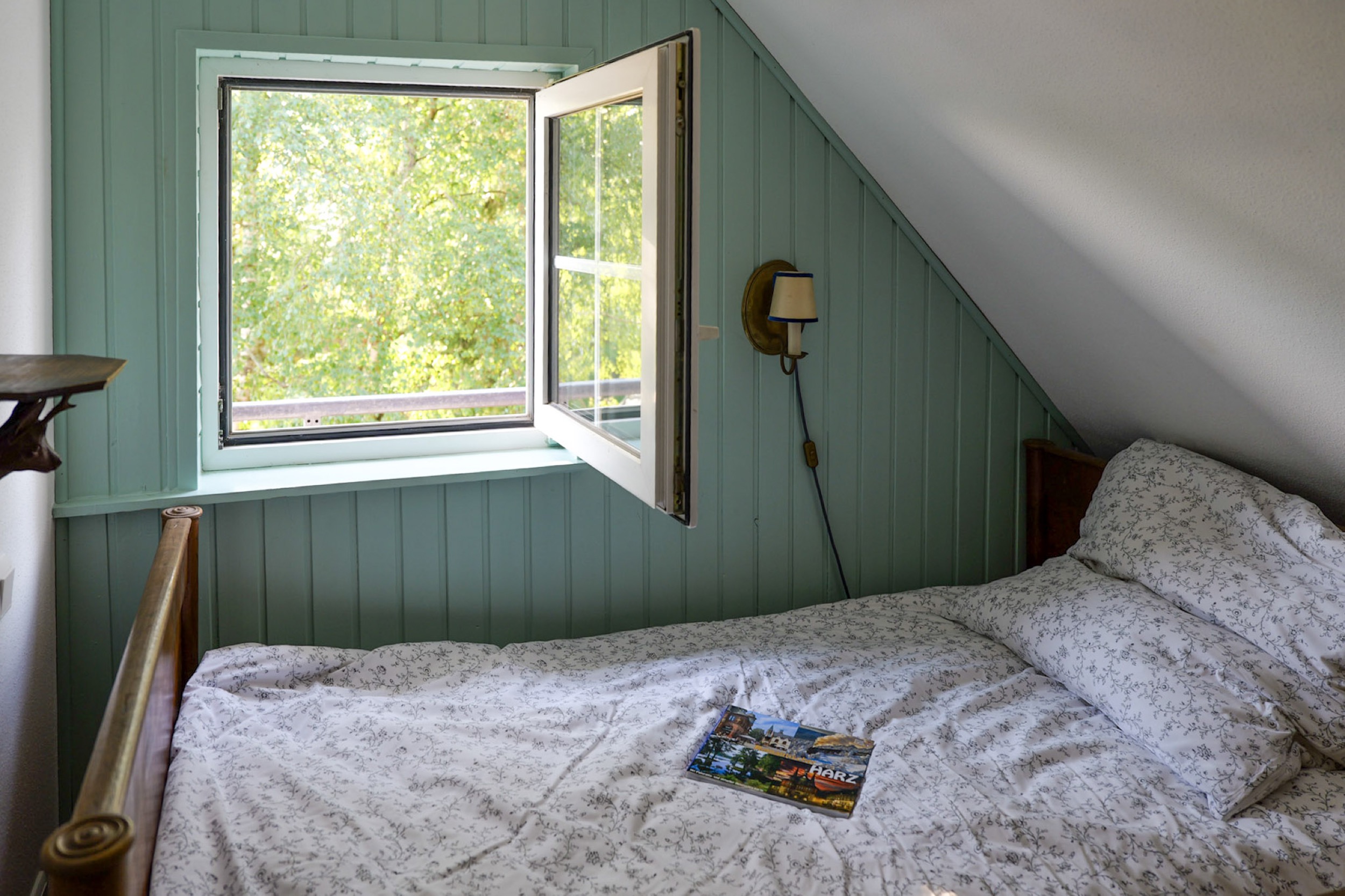 hexenhaus bett am fenster mit harz reisefuehrer und bettpfosten