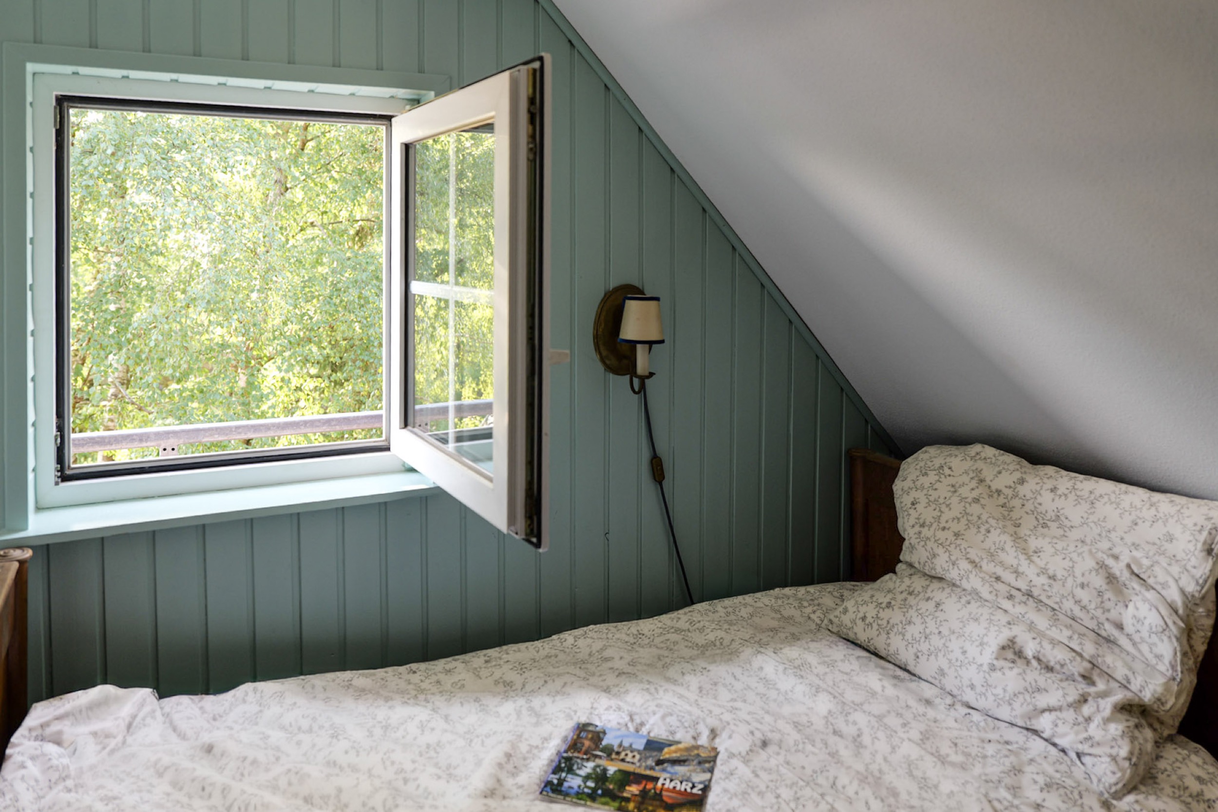hexenhaus bett am fenster mit harz reisefuehrer und hirschgeweih wandkonsole