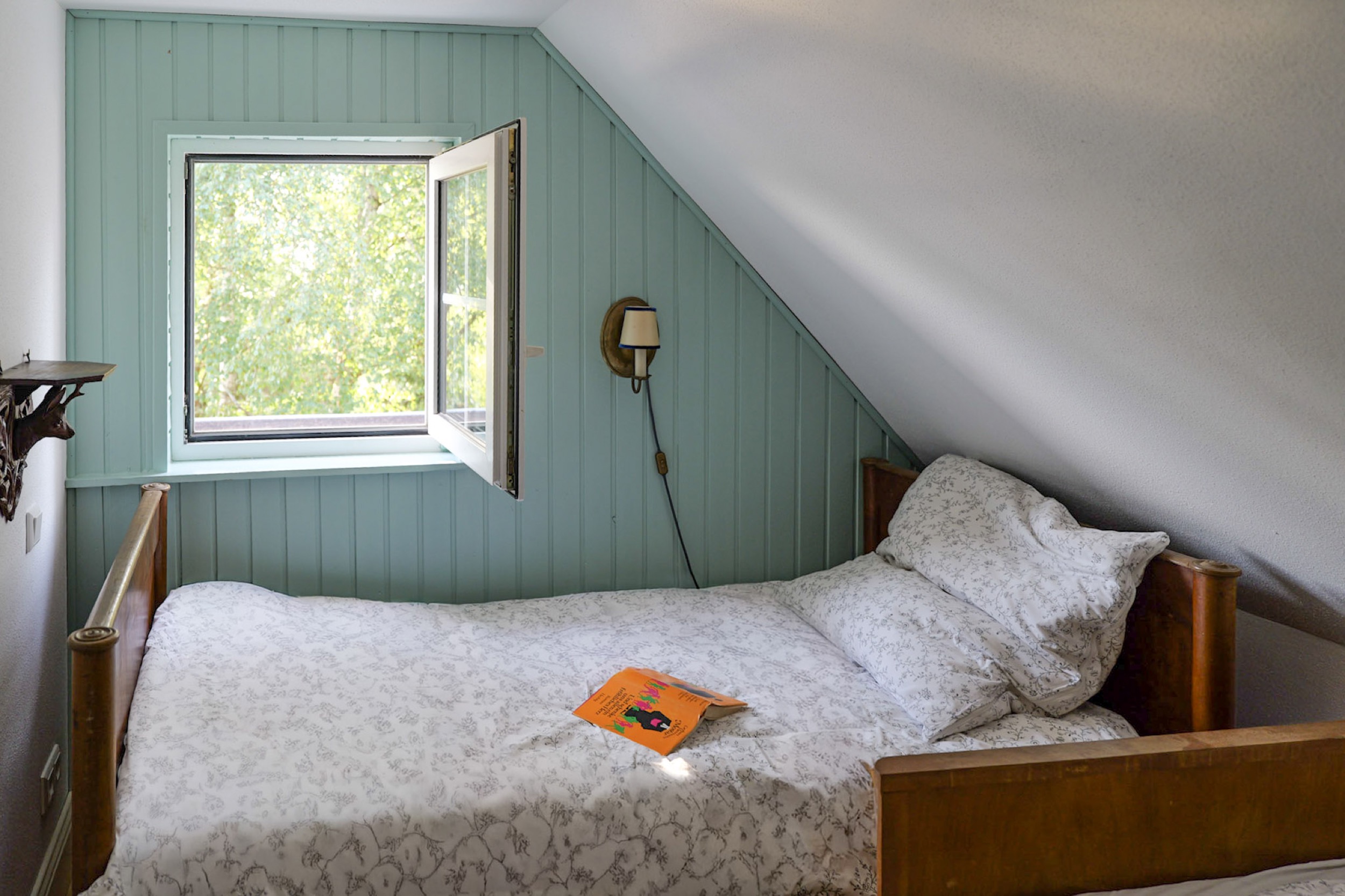hexenhaus bett am fenster mit harz reisefuehrer zweites bett im vordergrund