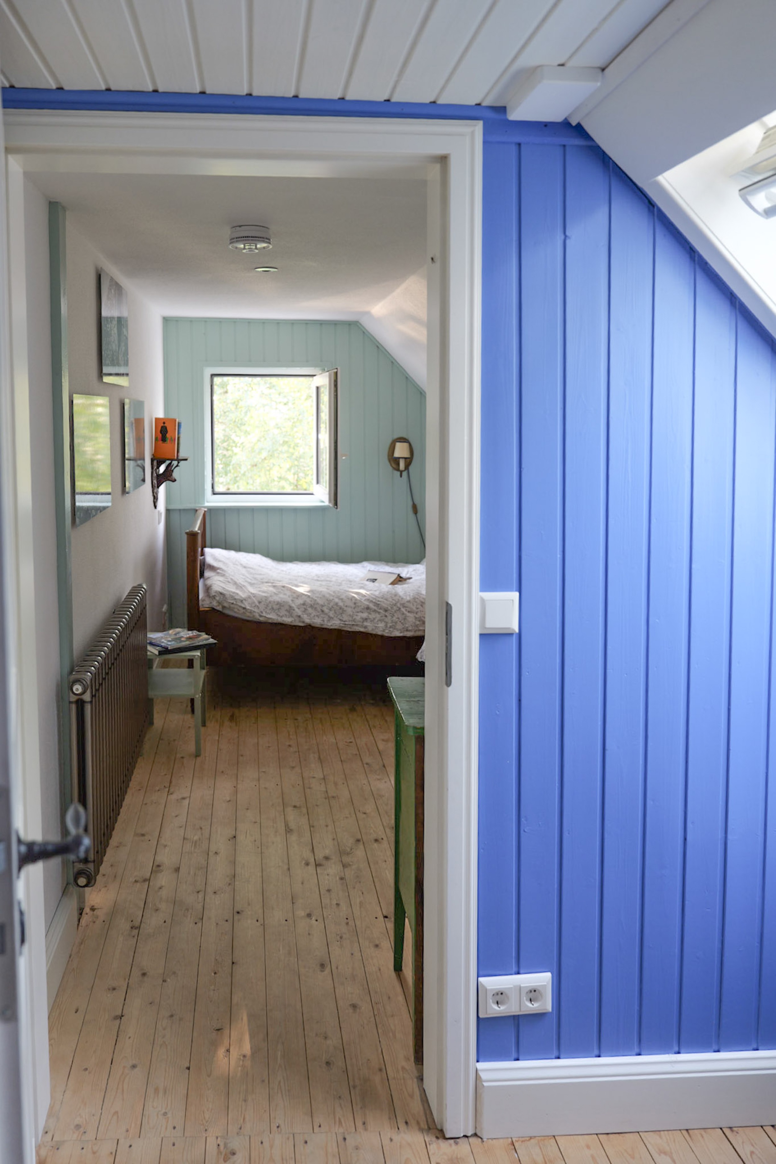 hexenhaus-blick-vom-flur-ins-schlafzimmer-mit-dachfenster