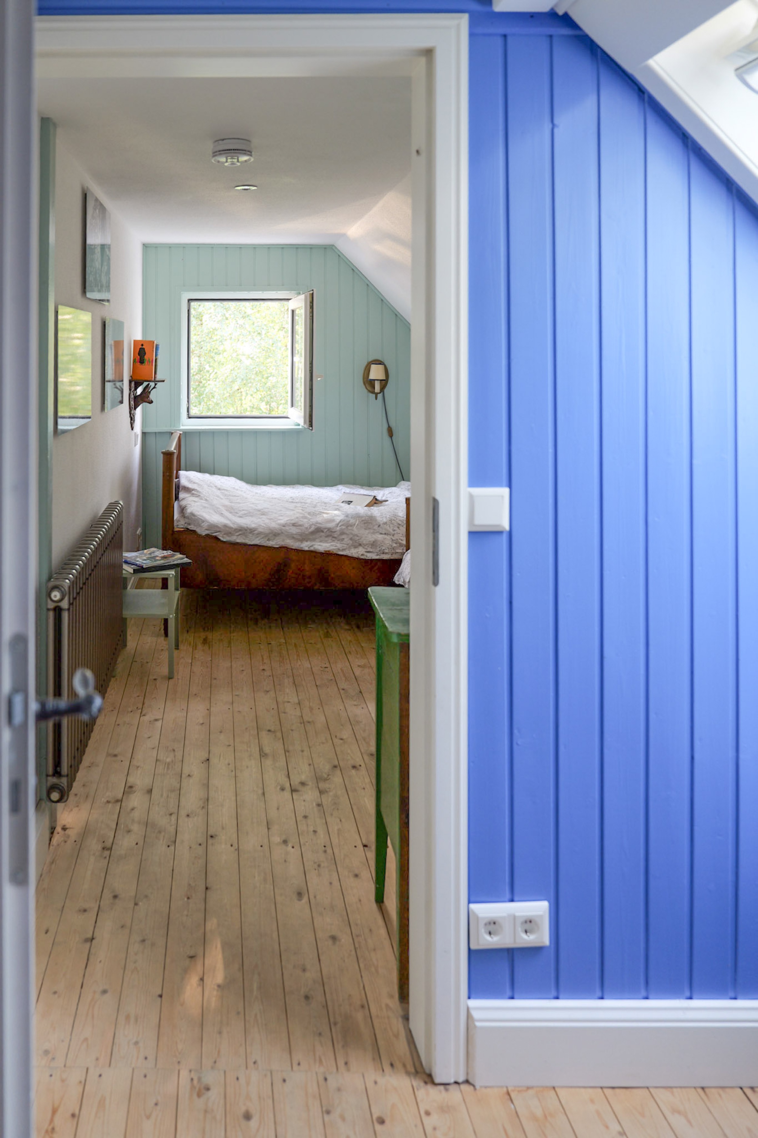 hexenhaus-blick-vom-flur-ins-schlafzimmer-mit-heizkoerper-im-vordergrund