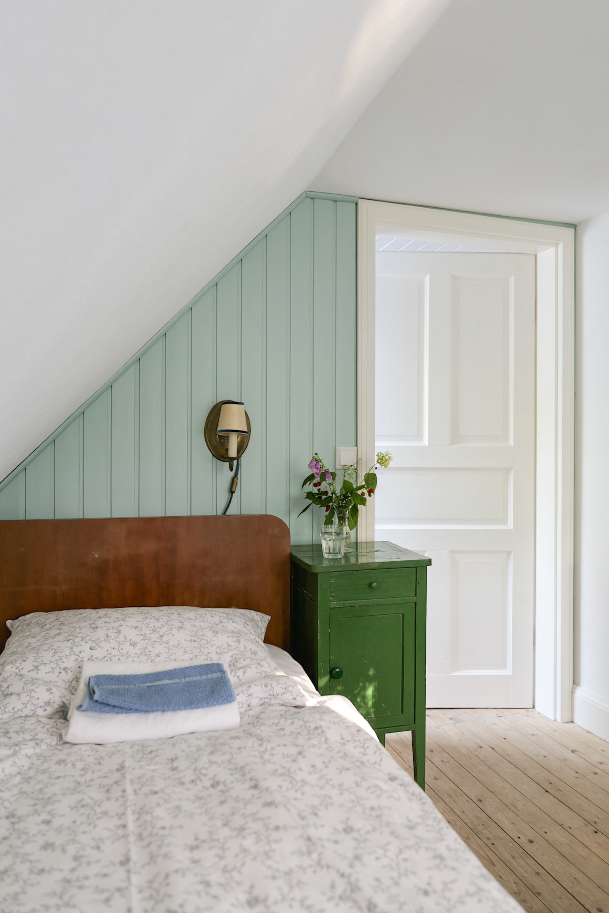 hexenhaus-doppelbett-im-schlafzimmer-mit-dachschraege