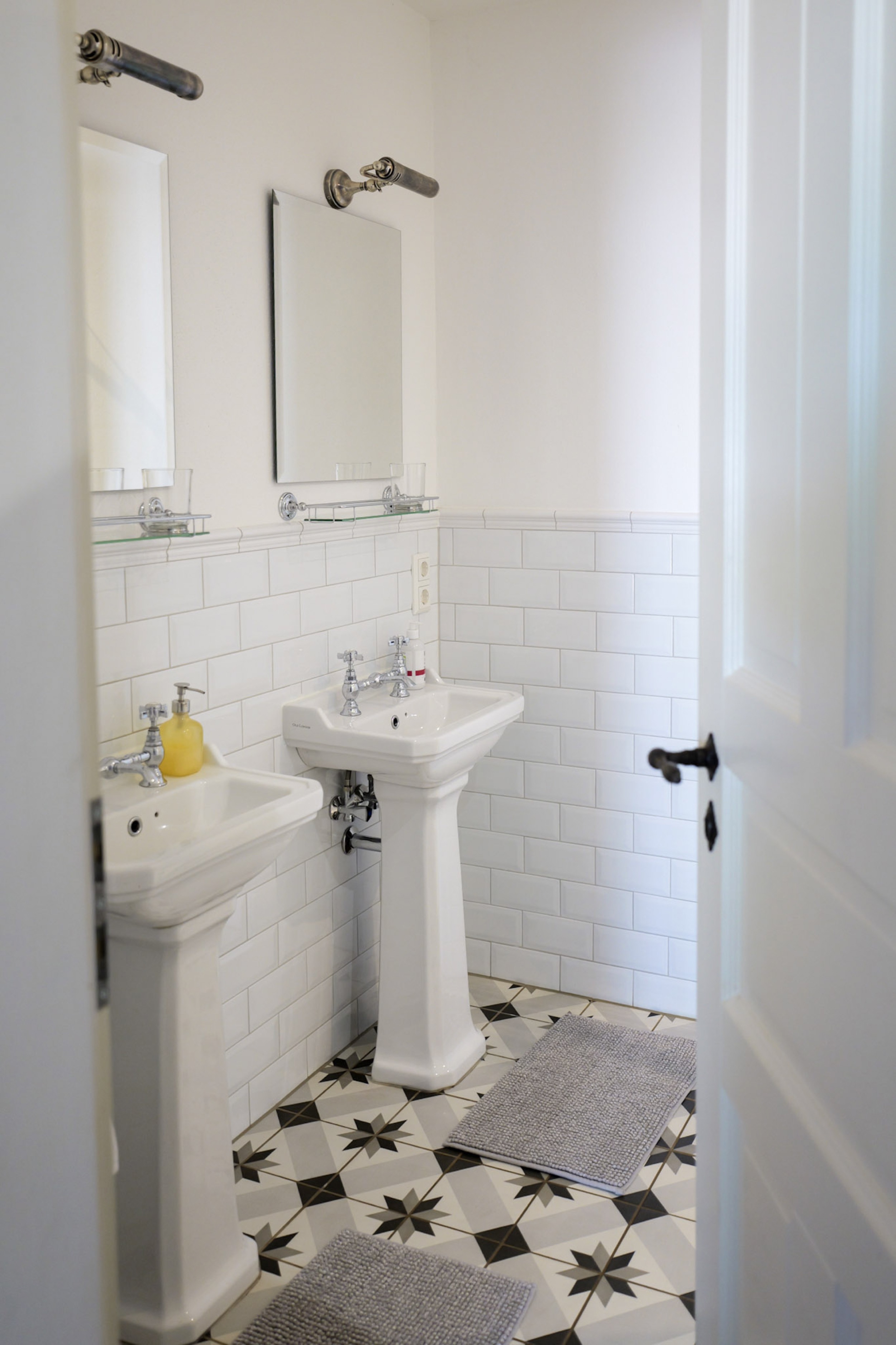 hexenhaus-doppelwaschbecken-gesamtansicht-im-badezimmer