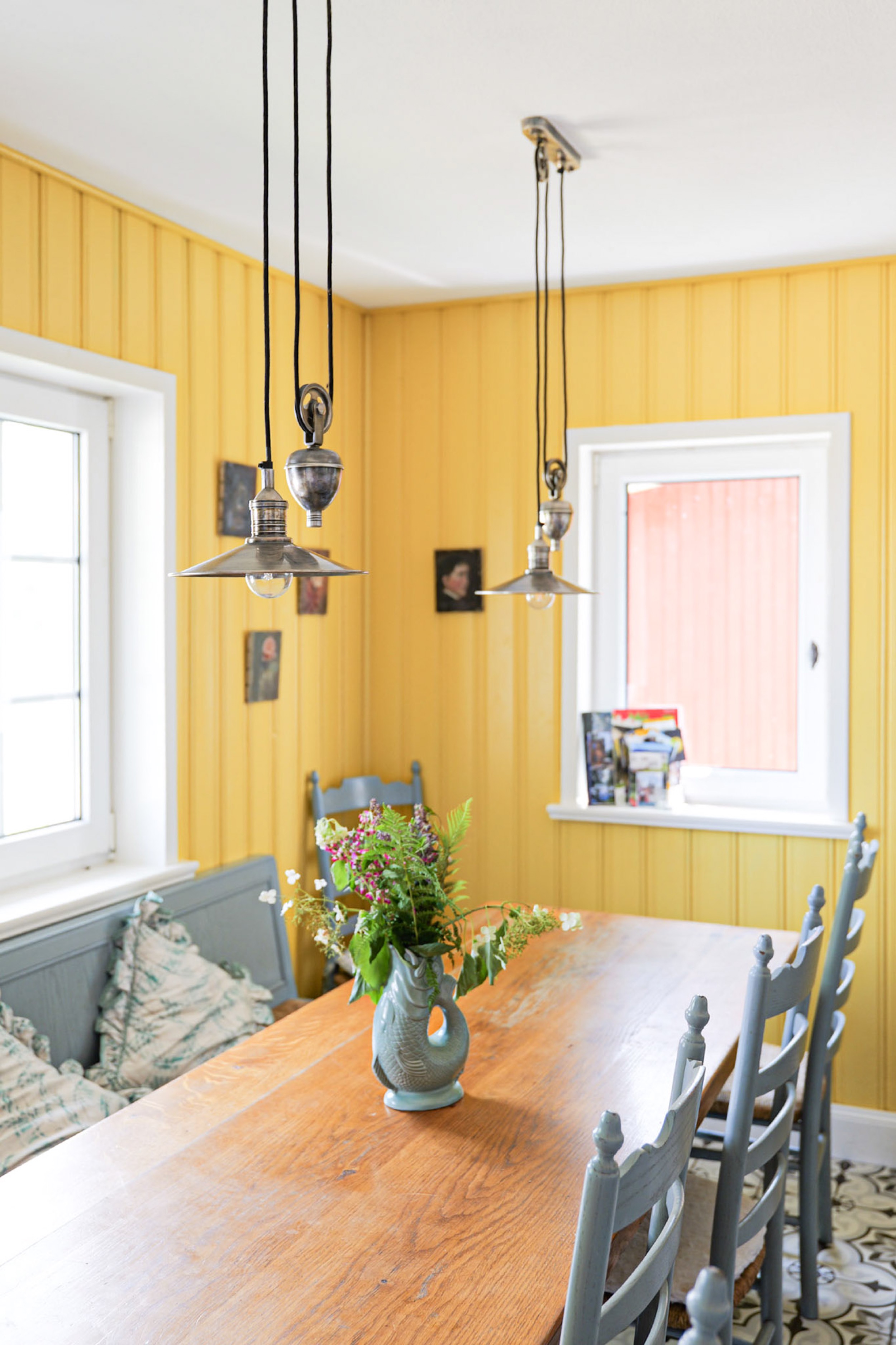 hexenhaus-esszimmer-mit-langem-holztisch-und-sitzbank
