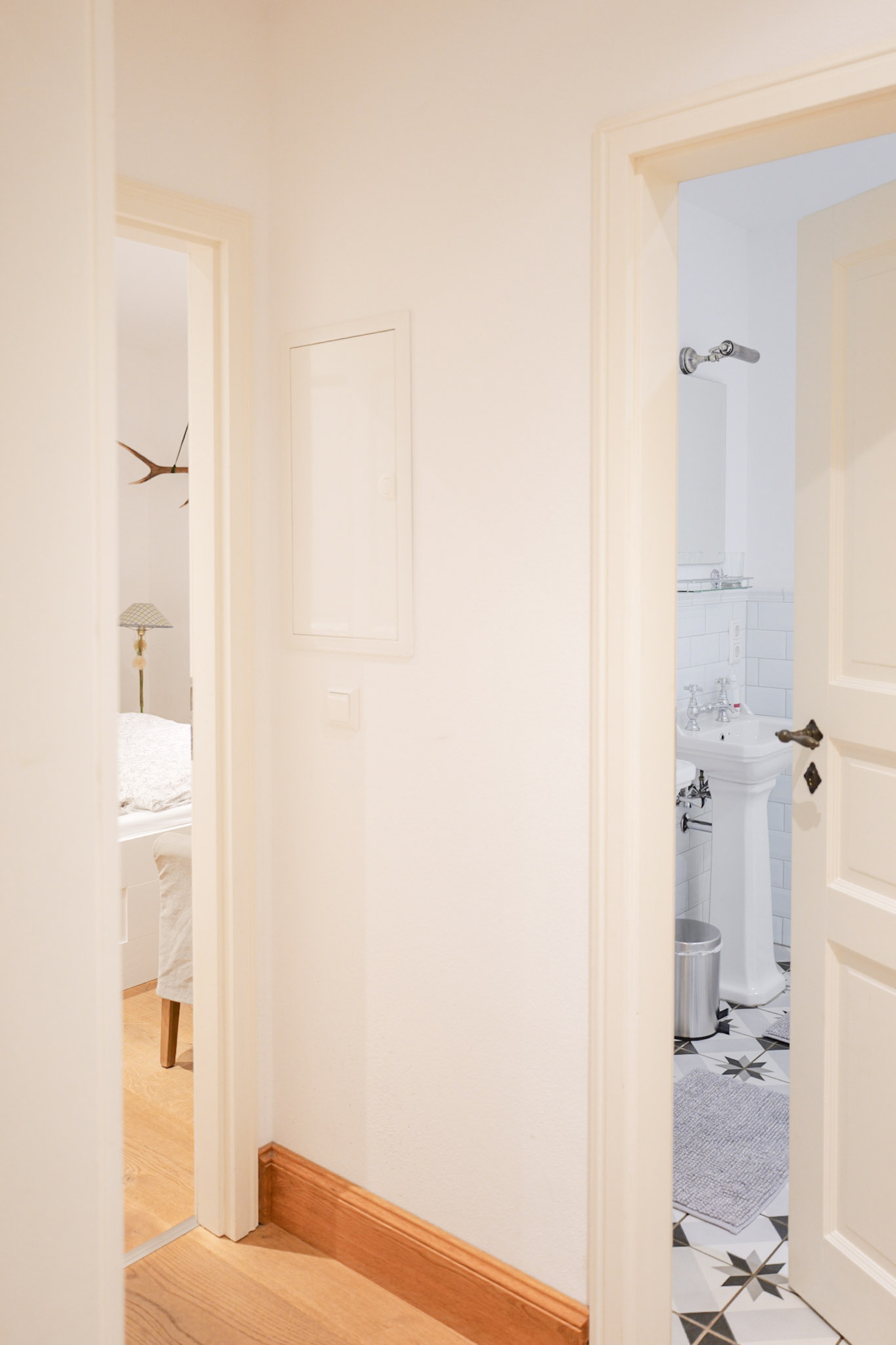 hexenhaus-flur-mit-blick-in-schlafzimmer-und-badezimmer