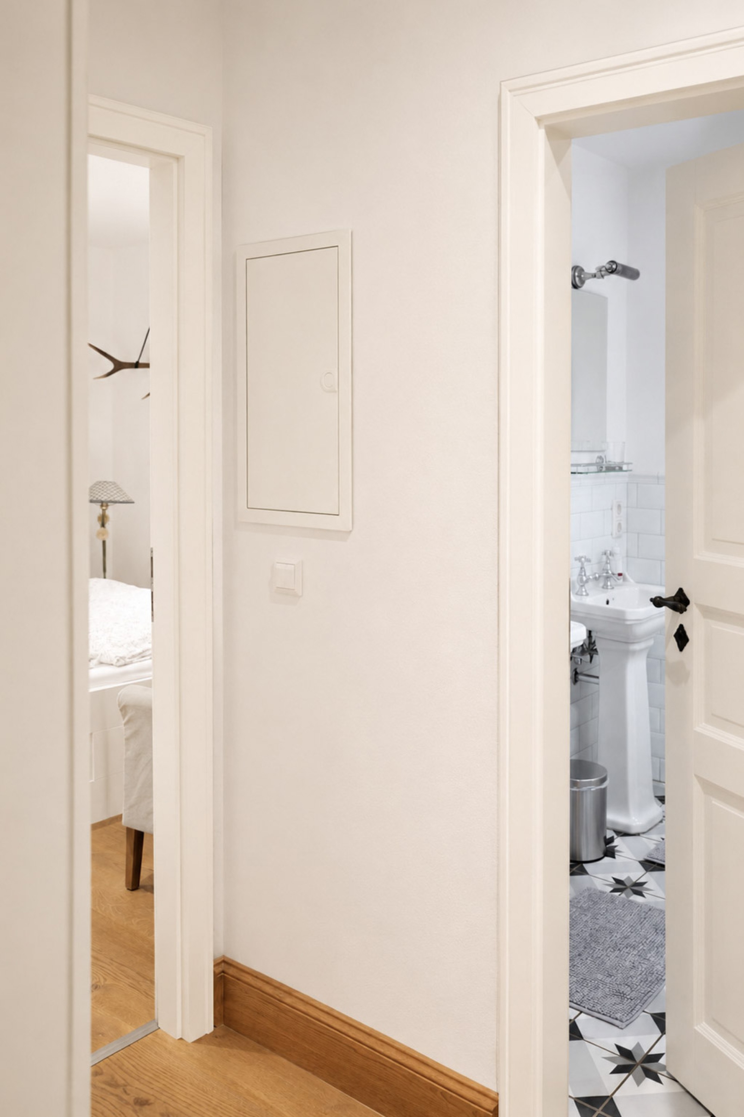 hexenhaus-flur-mit-blick-ins-bad-und-schlafzimmer