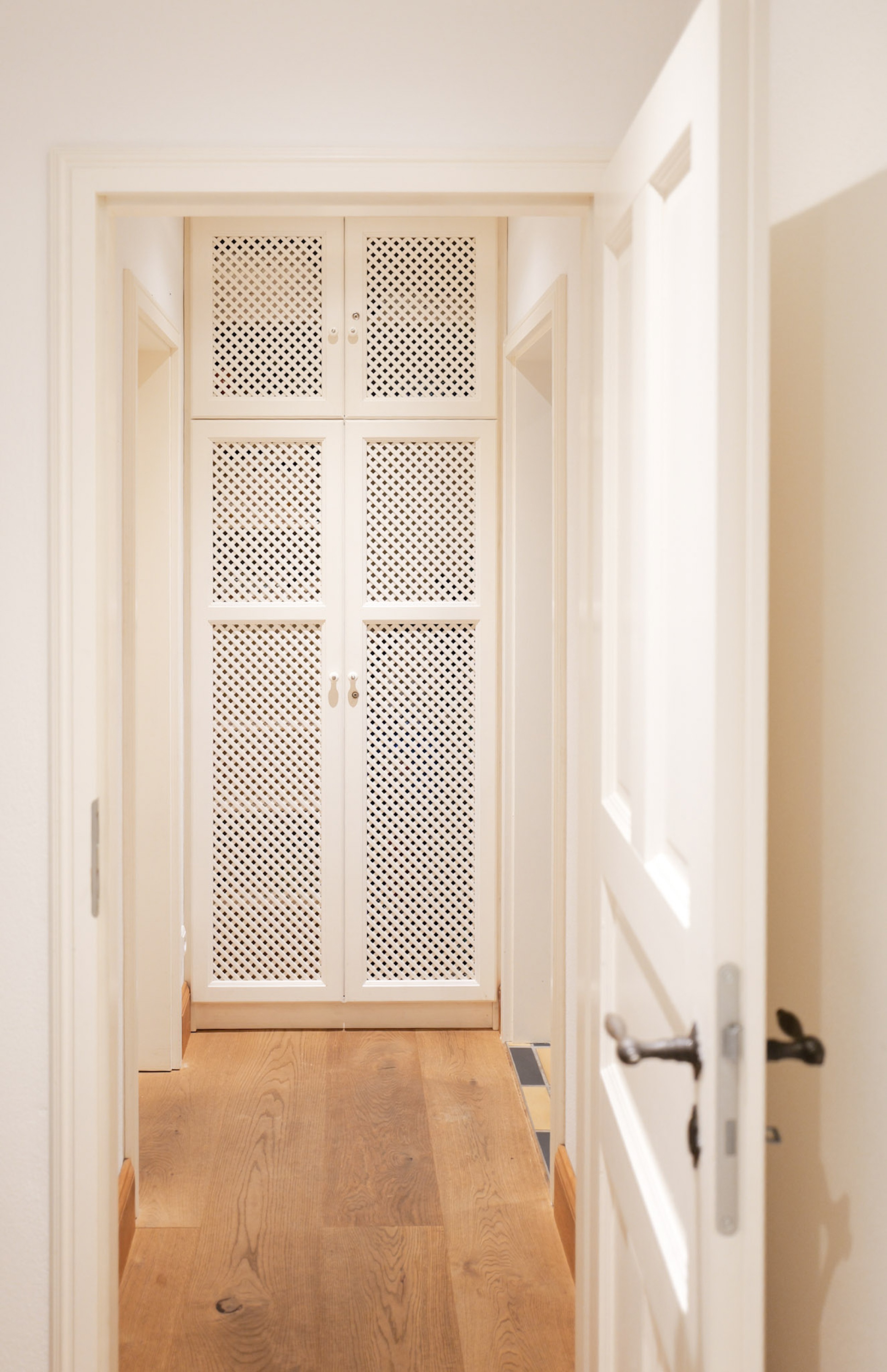 hexenhaus-flur-mit-eingebautem-schrank-mit-gittertueren