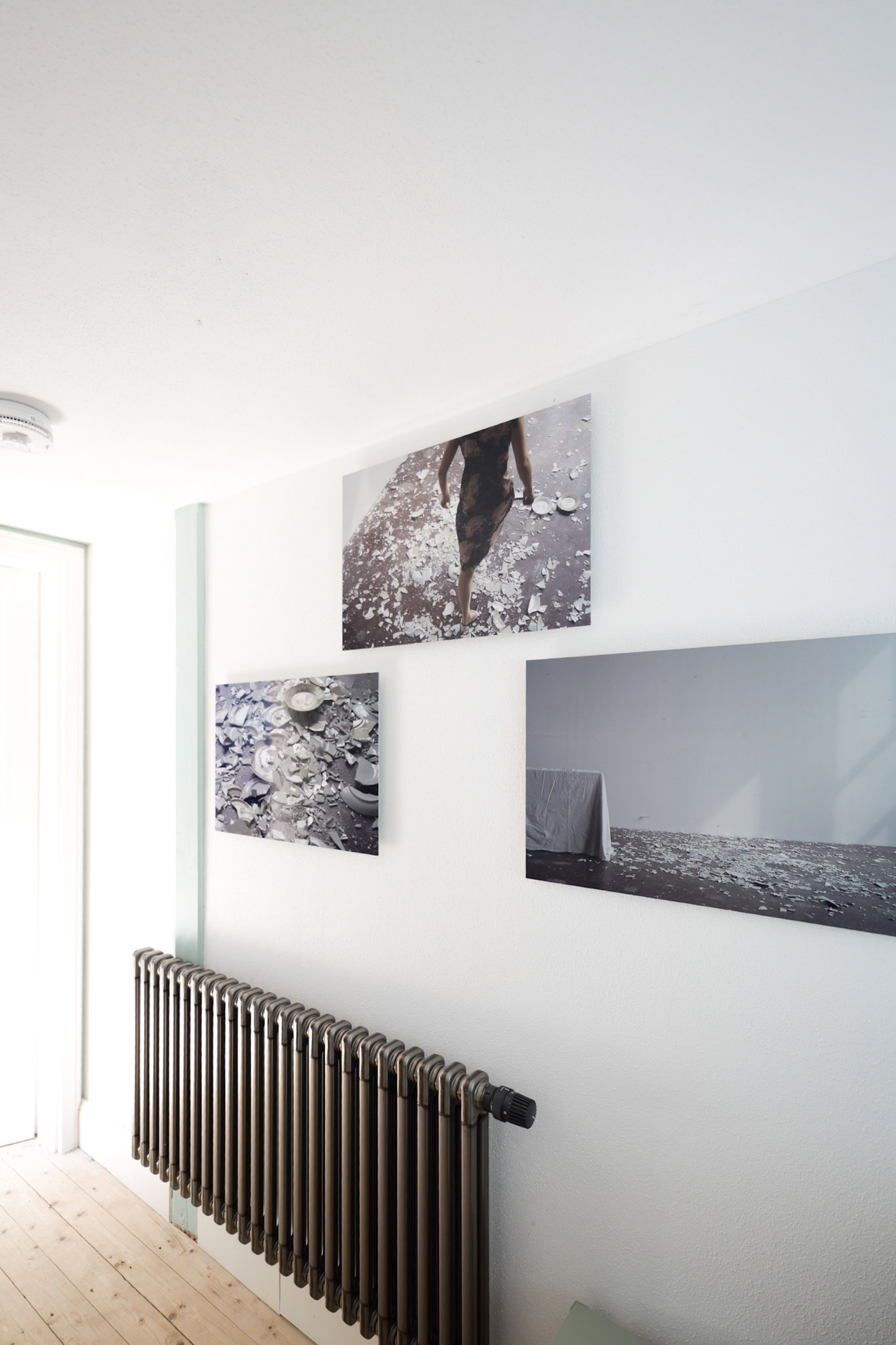 hexenhaus-flur-mit-fotokunst-und-heizkoerper