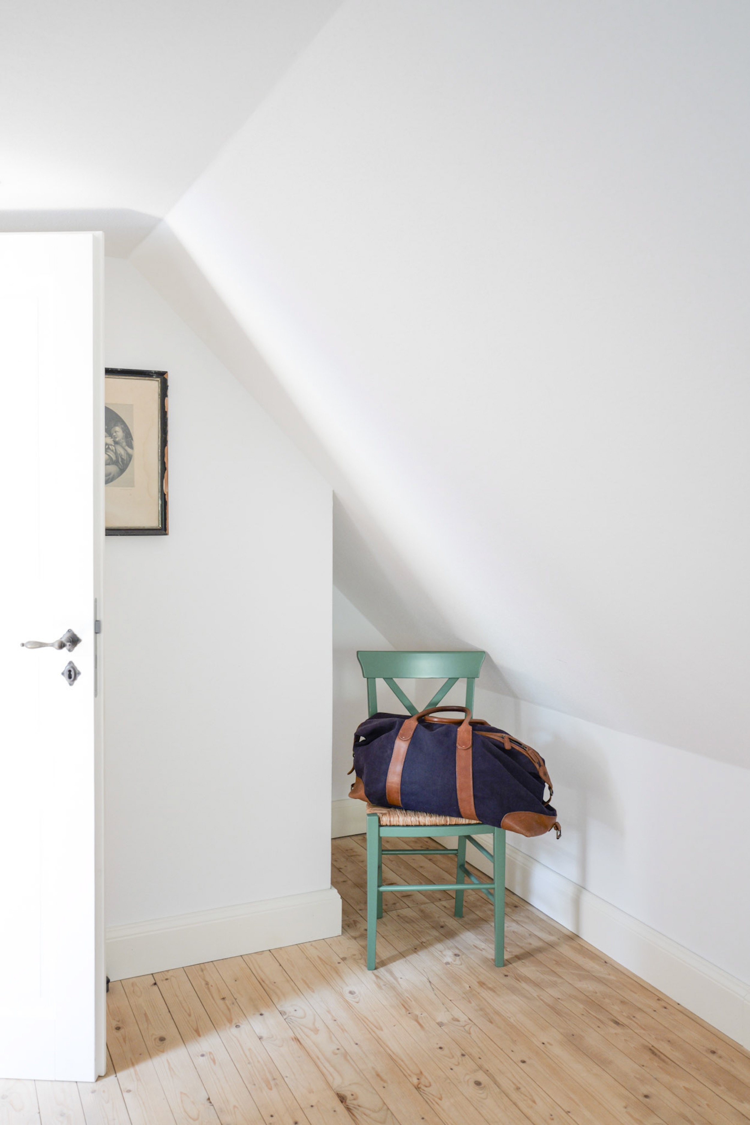 hexenhaus-gruener-stuhl-mit-reisetasche-unter-dachschraege