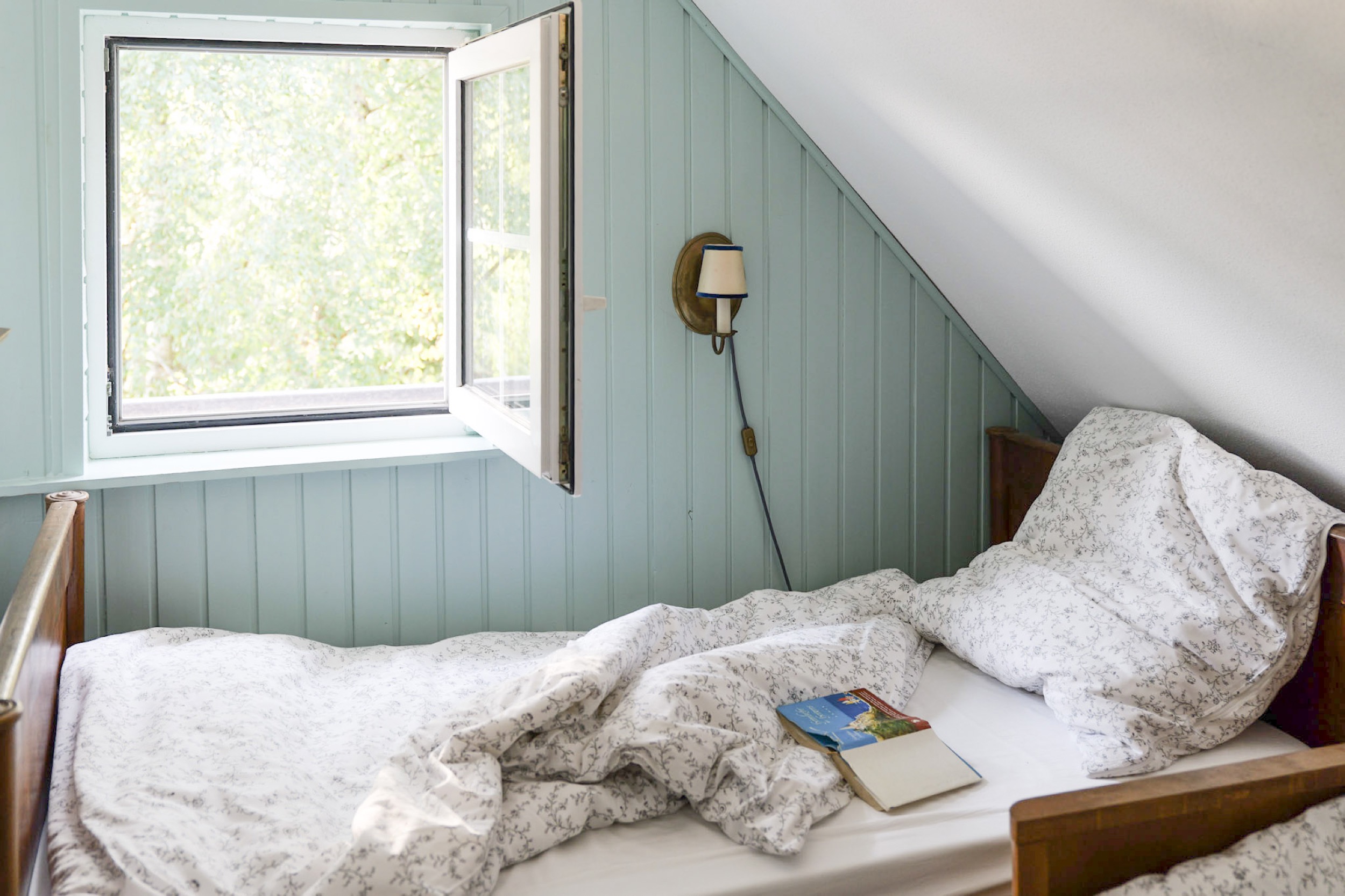 hexenhaus gruenes schlafzimmer mit blick aus dem fenster ins gruene