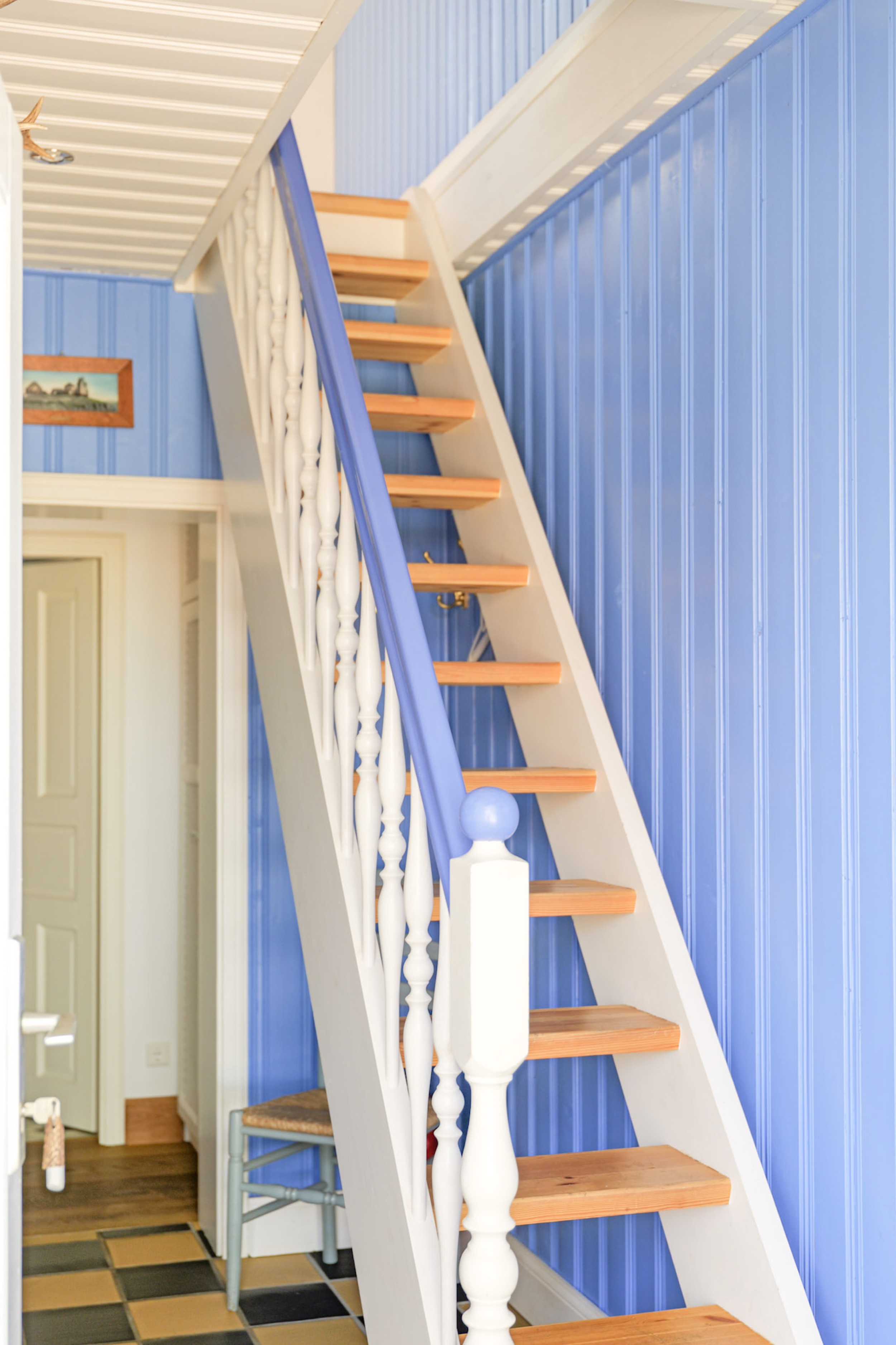 hexenhaus-holztreppe-mit-blauer-wand-und-geweih