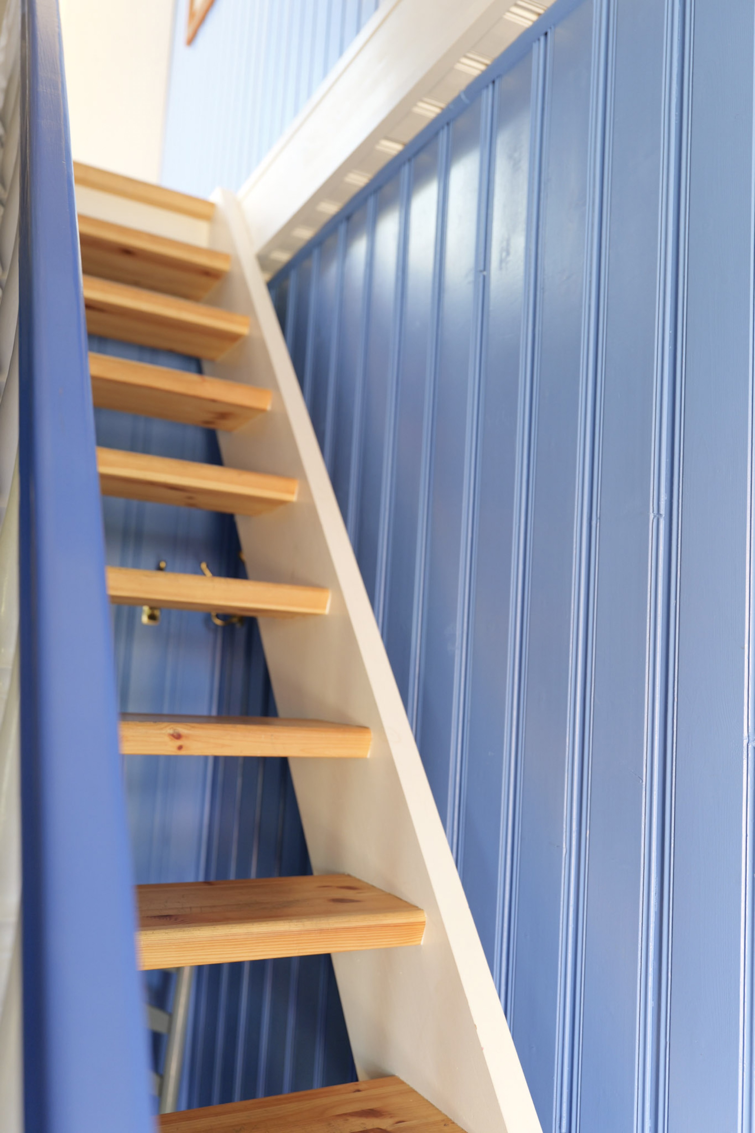 hexenhaus-holztreppenstufen-an-blauer-holzwand