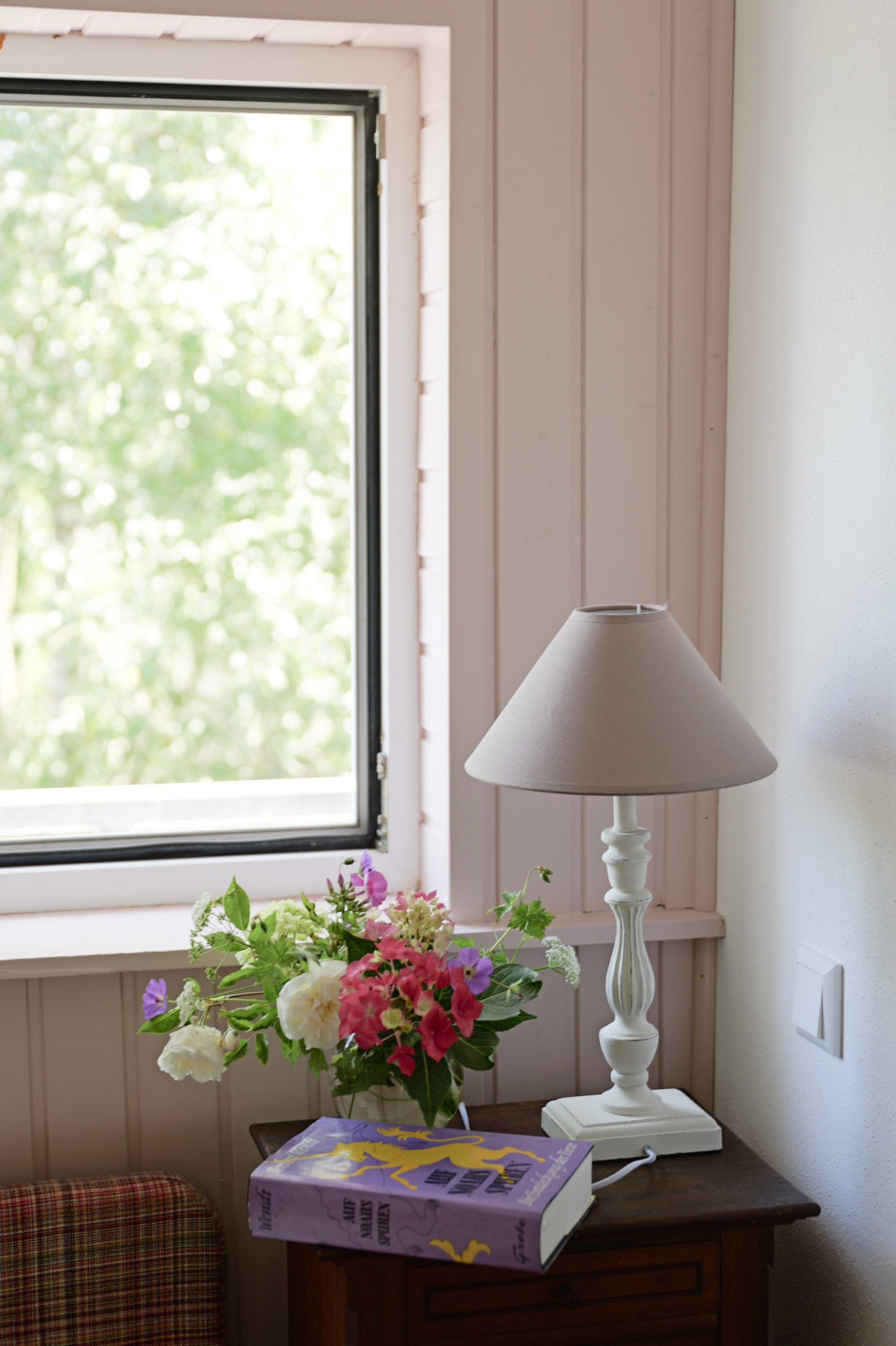 hexenhaus-nachttisch-mit-blumenstrauss-buch-und-lichtschalter