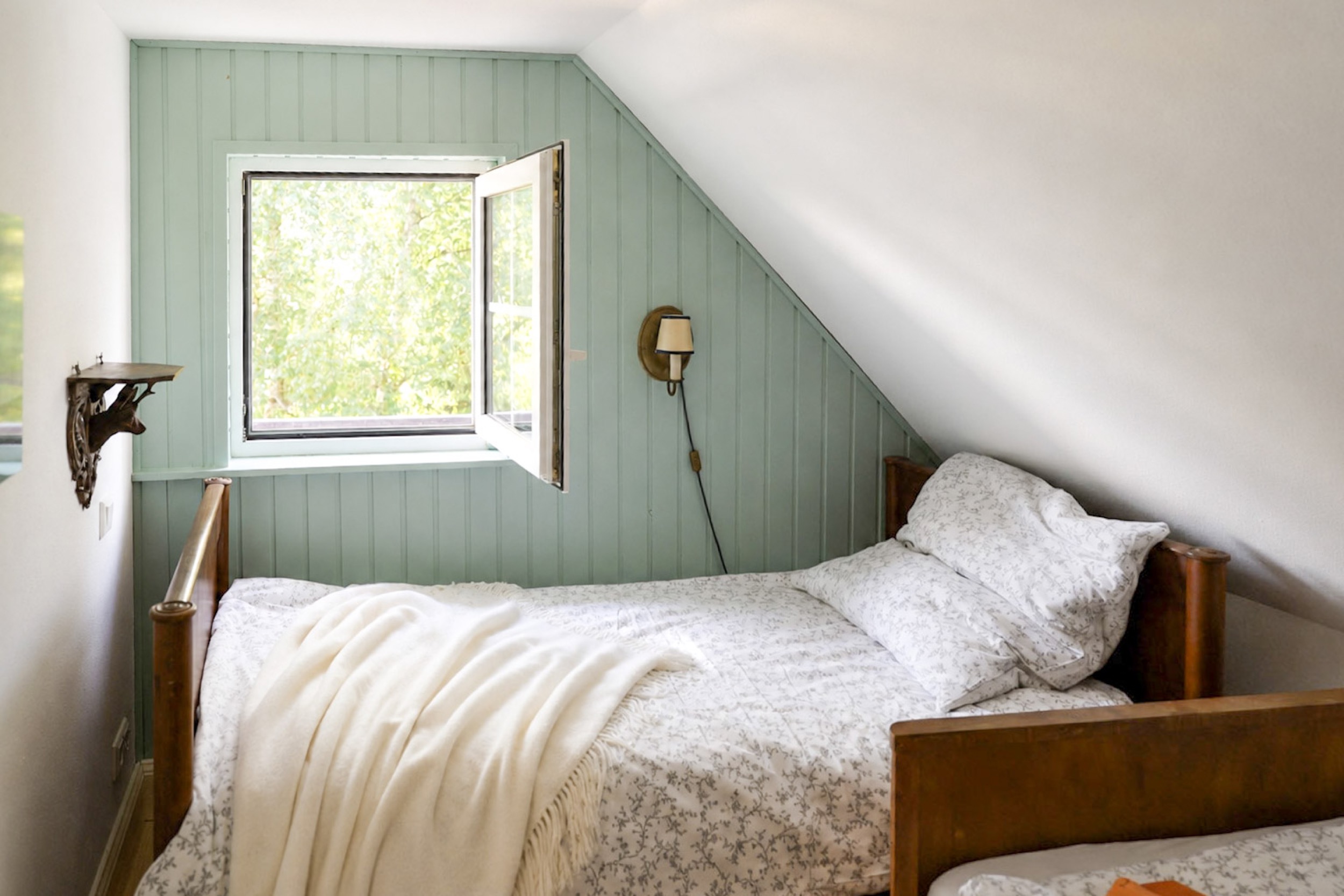 hexenhaus schlafzimmer dachschraege gruene holzvertaefelung mit zwei betten