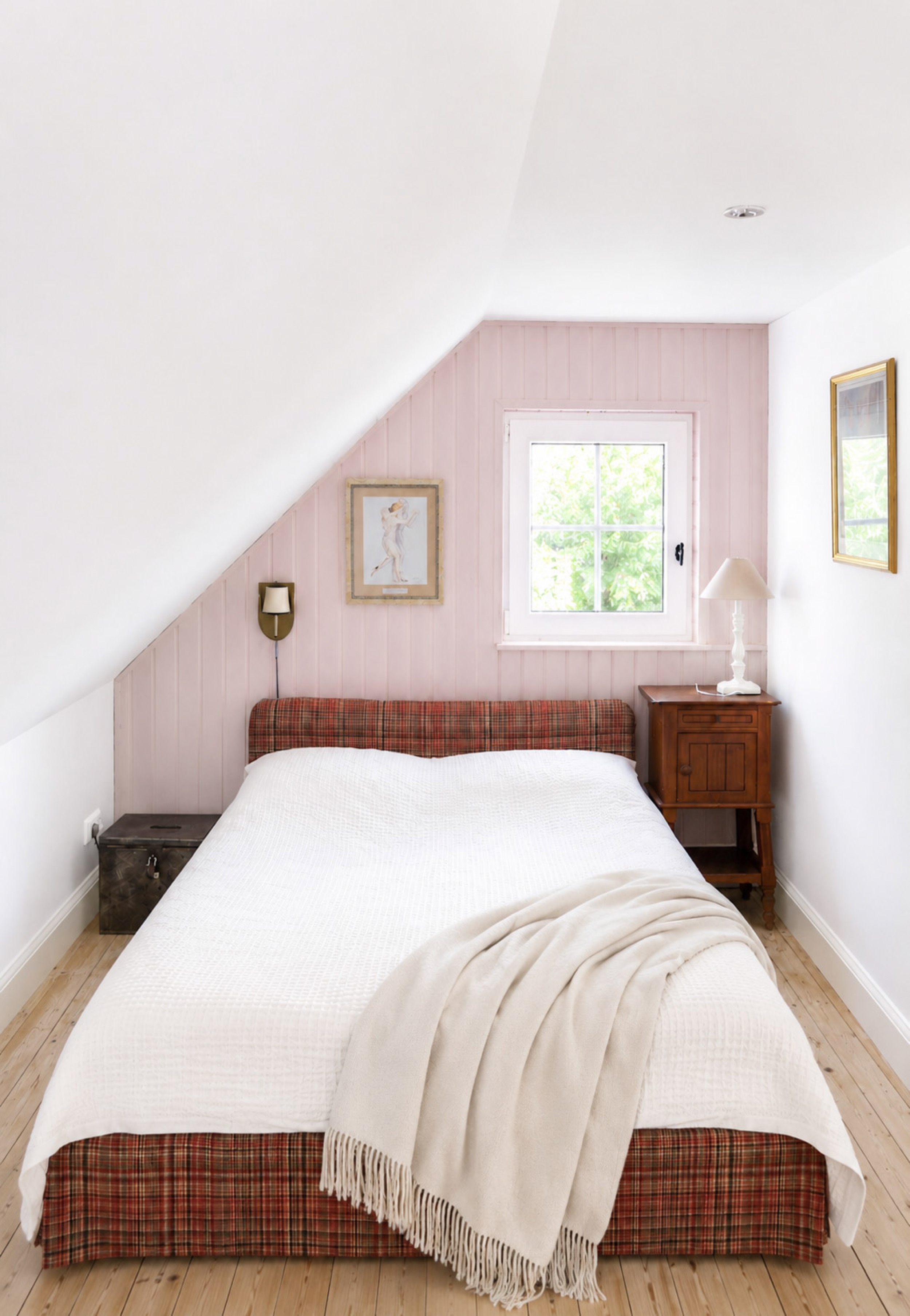 hexenhaus-schlafzimmer-dachschraege-rosa-holzvertaefelung-gesamtansicht
