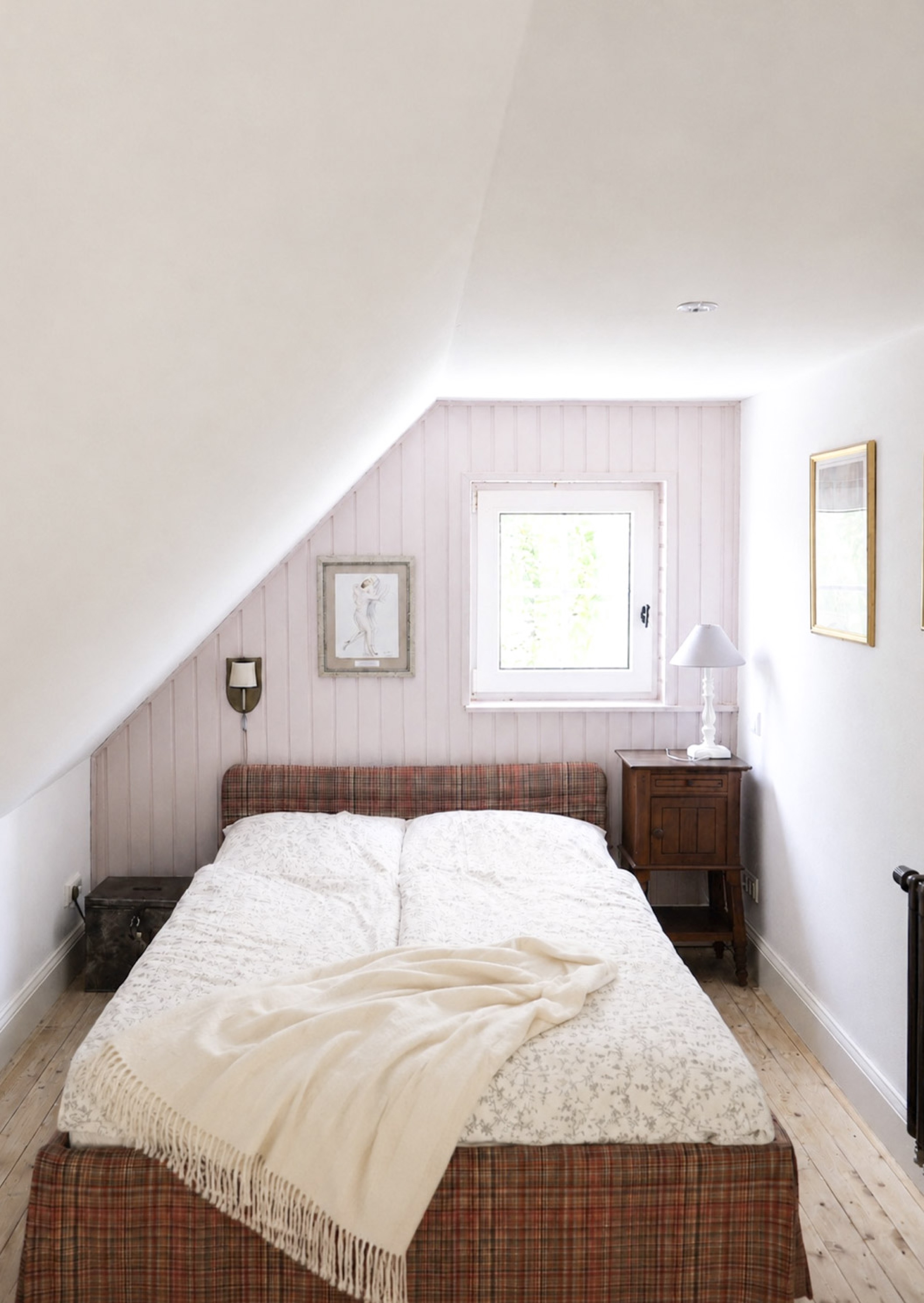 hexenhaus-schlafzimmer-dachschraege-rosa-holzvertaefelung-nahaufnahme