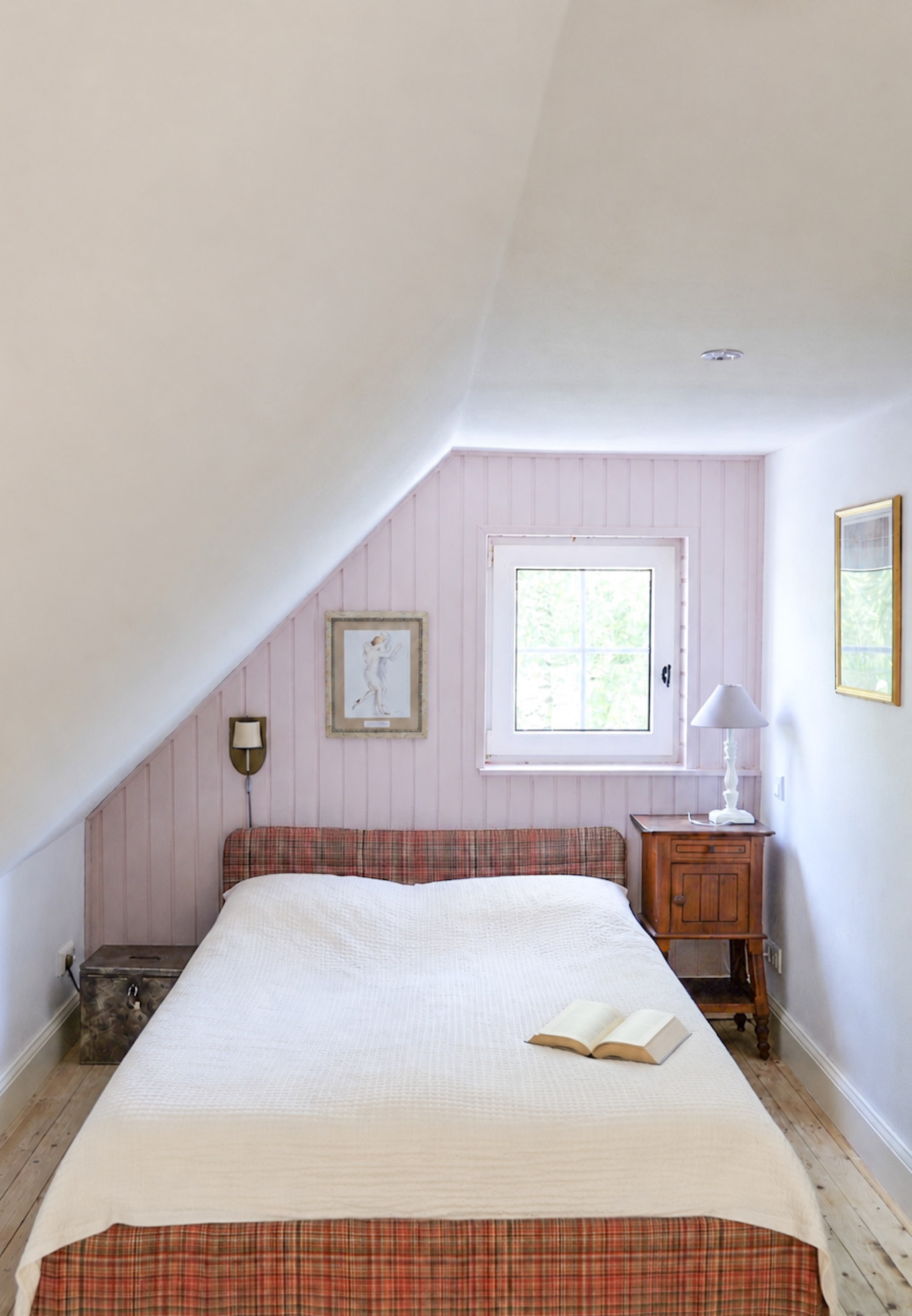 hexenhaus-schlafzimmer-dachschraege-rosa-mit-aufgeschlagenem-buch