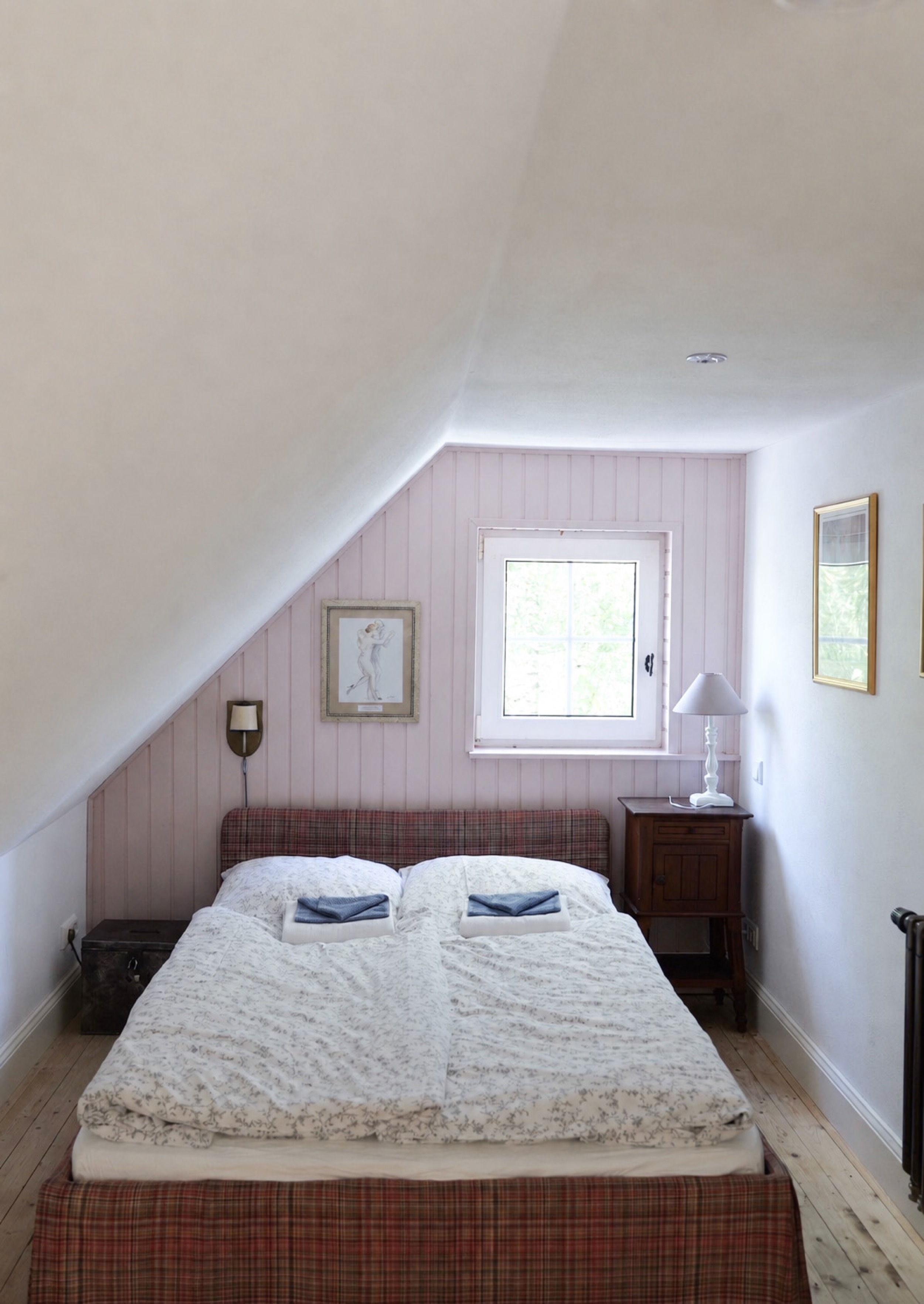 hexenhaus-schlafzimmer-dachschraege-rosa-mit-handtuechern-auf-kissen