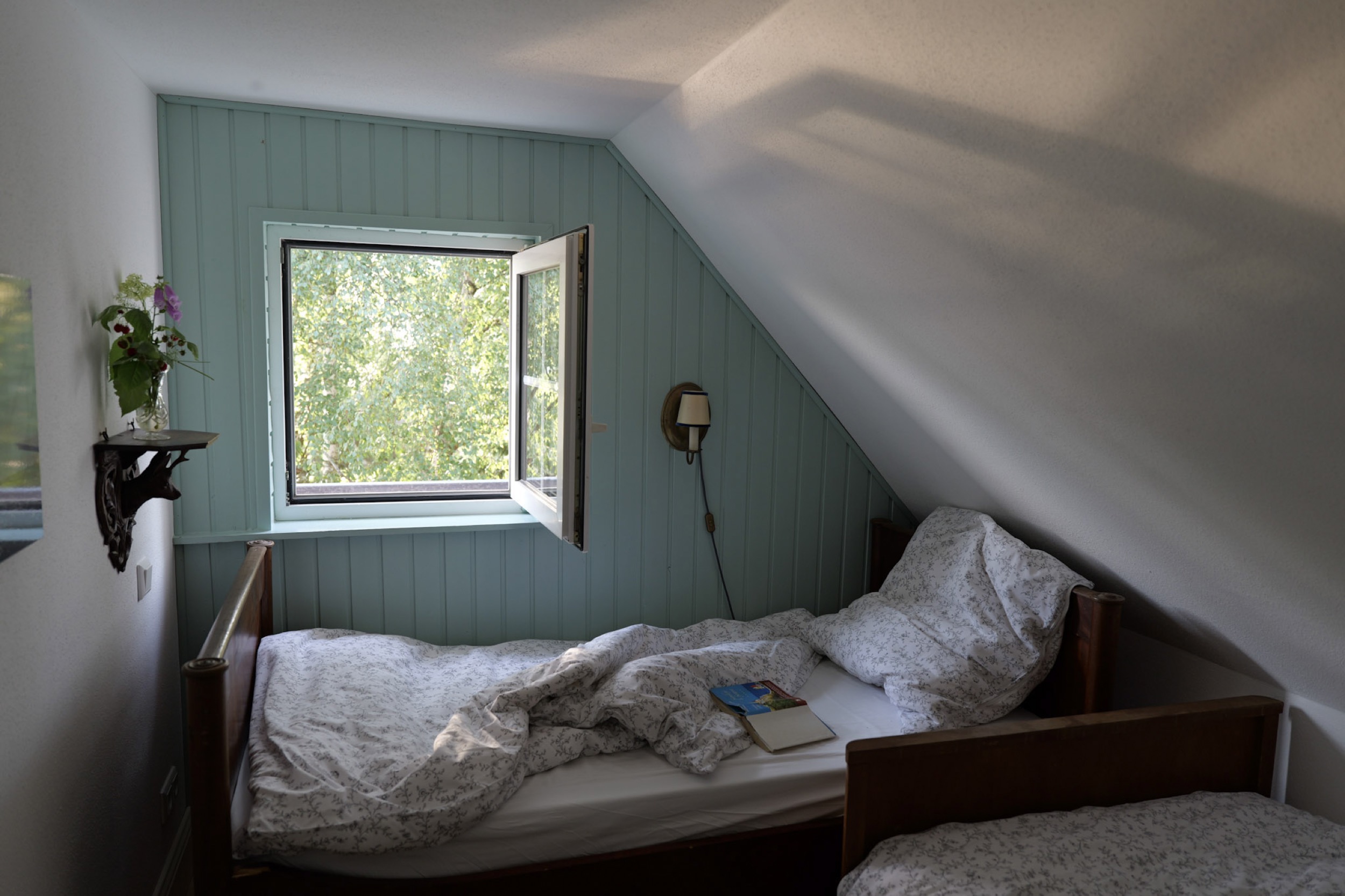 hexenhaus schlafzimmer mit blumenvase auf wandkonsole