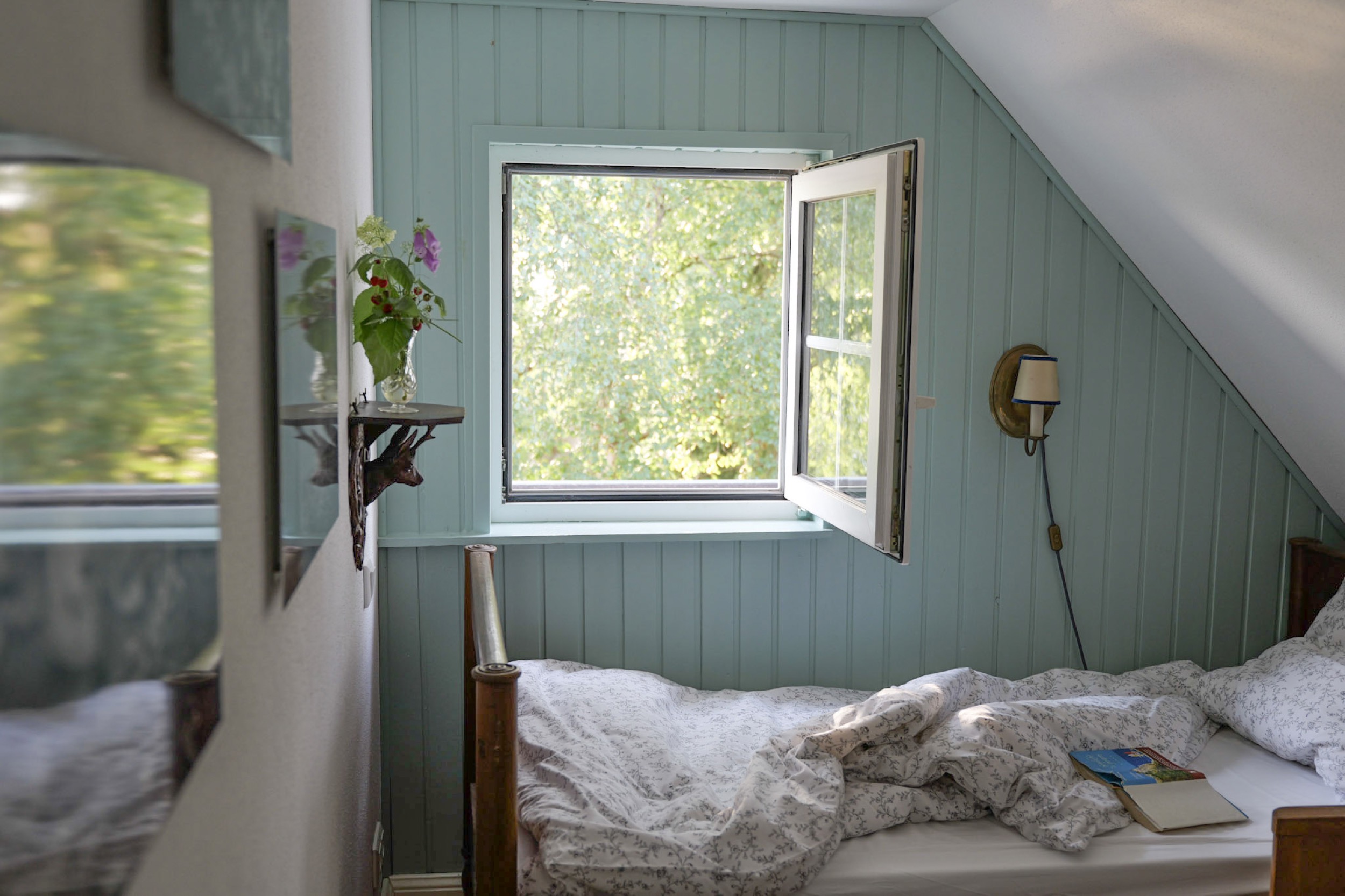 hexenhaus schlafzimmer mit spiegel und hirschgeweih wandkonsole