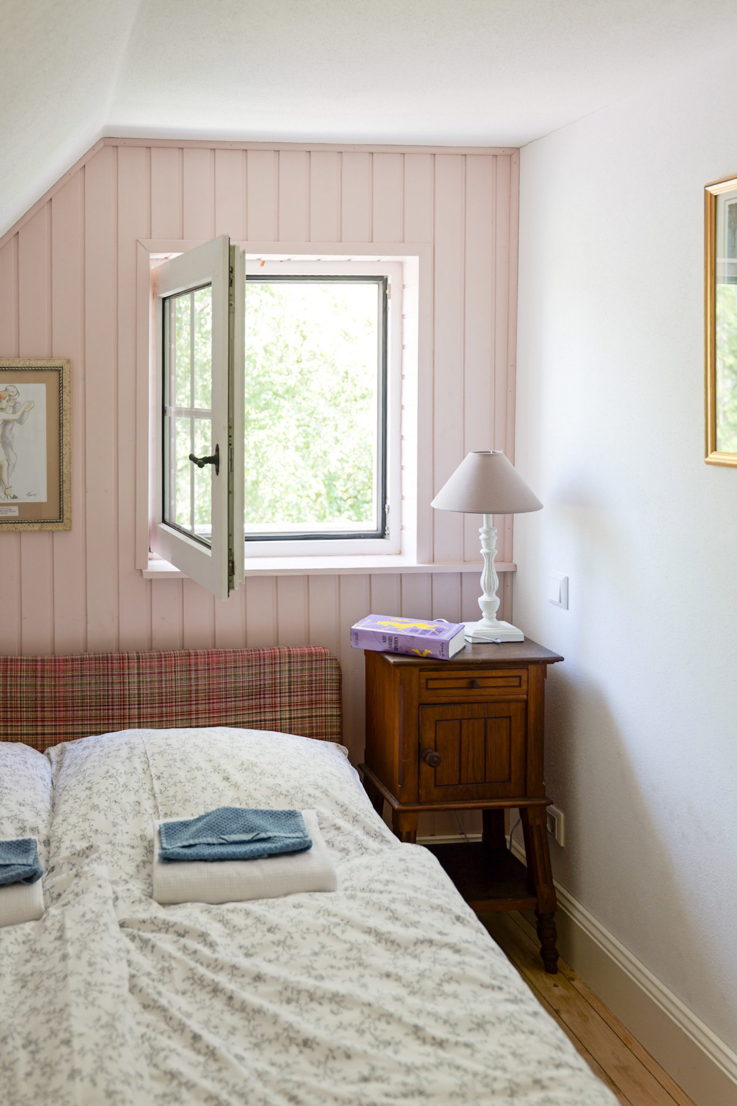 hexenhaus-schlafzimmer-mit-tanzbild-und-offenem-fenster