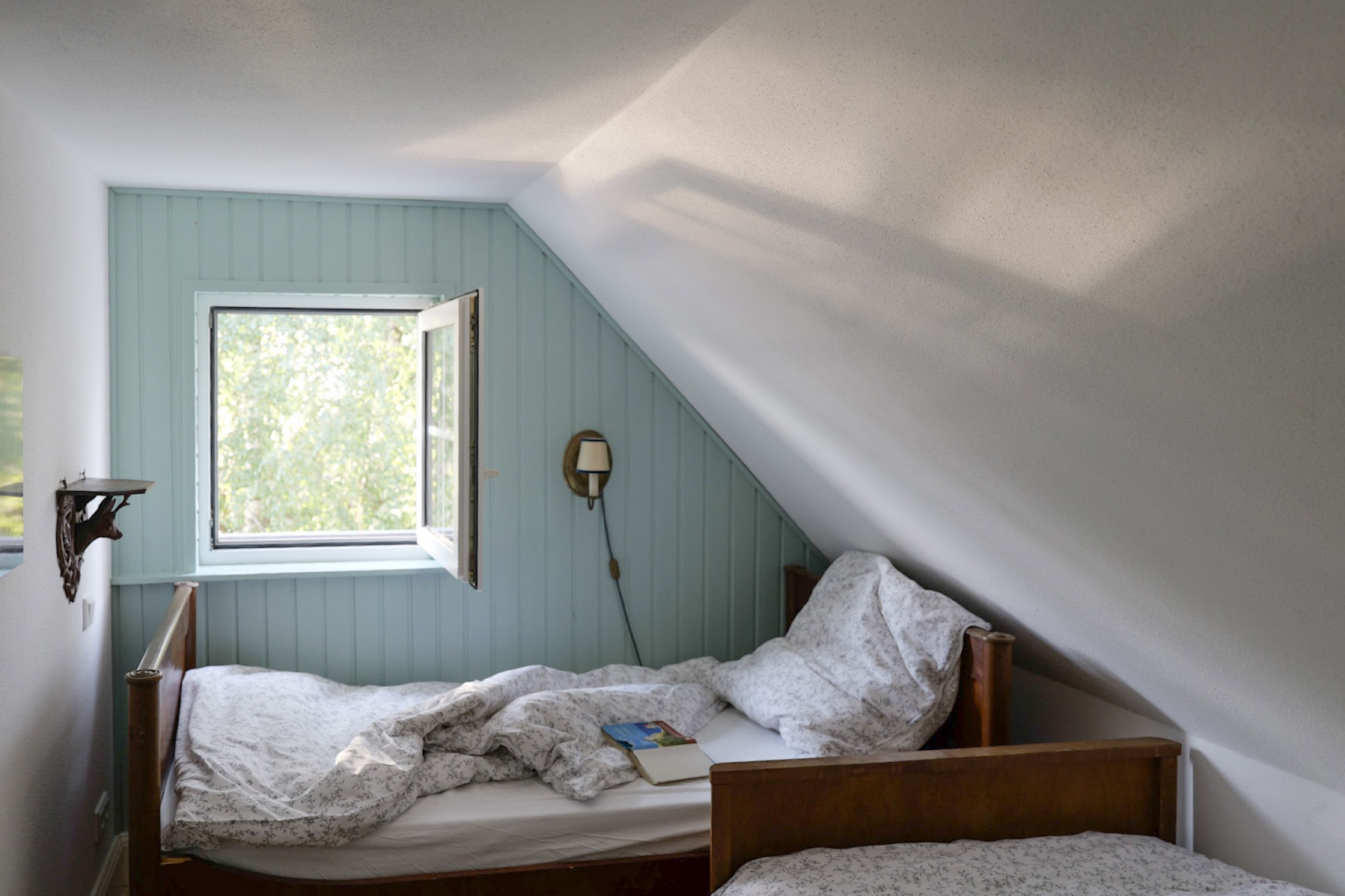 hexenhaus schlafzimmer mit zwei betten unter der dachschraege und offenem fenster