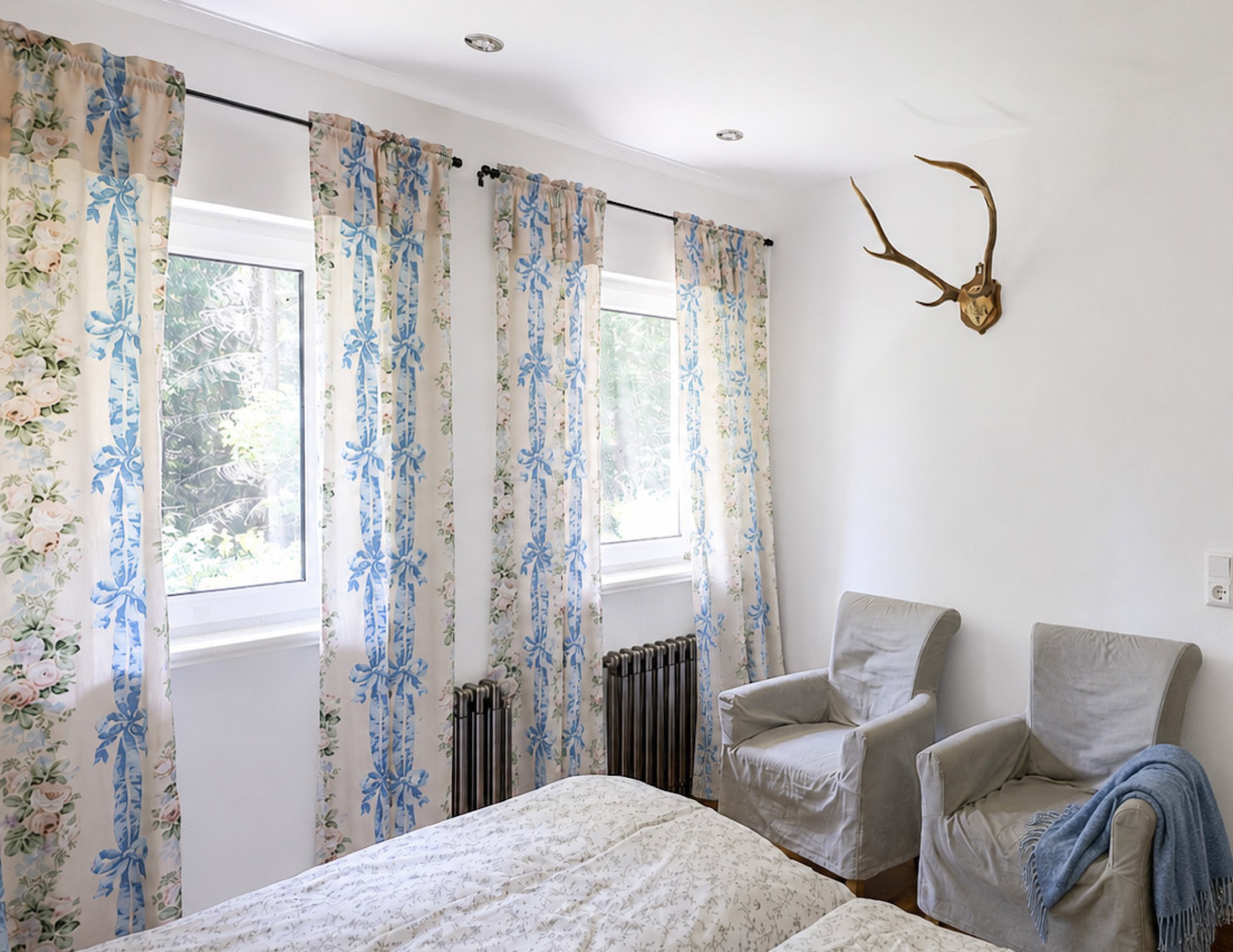 hexenhaus schlafzimmer unten mit geweih und sesseln nahaufnahme