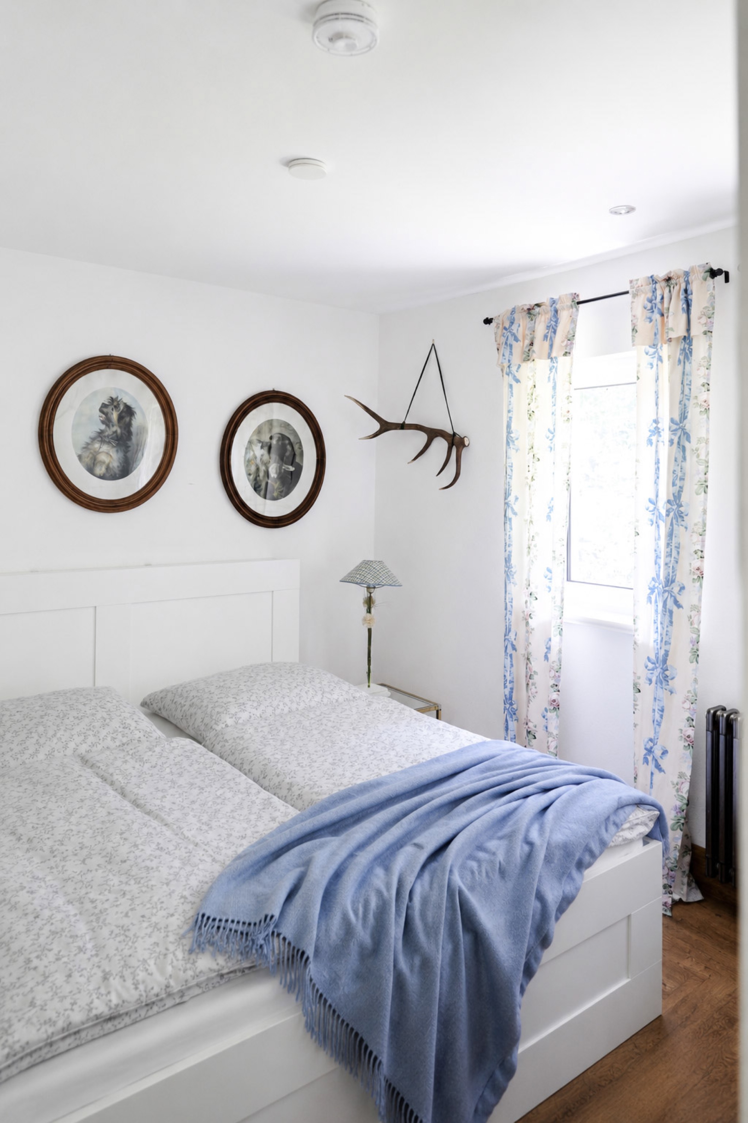 hexenhaus-schlafzimmer-unten-mit-rundbilderrahmen-und-geweih
