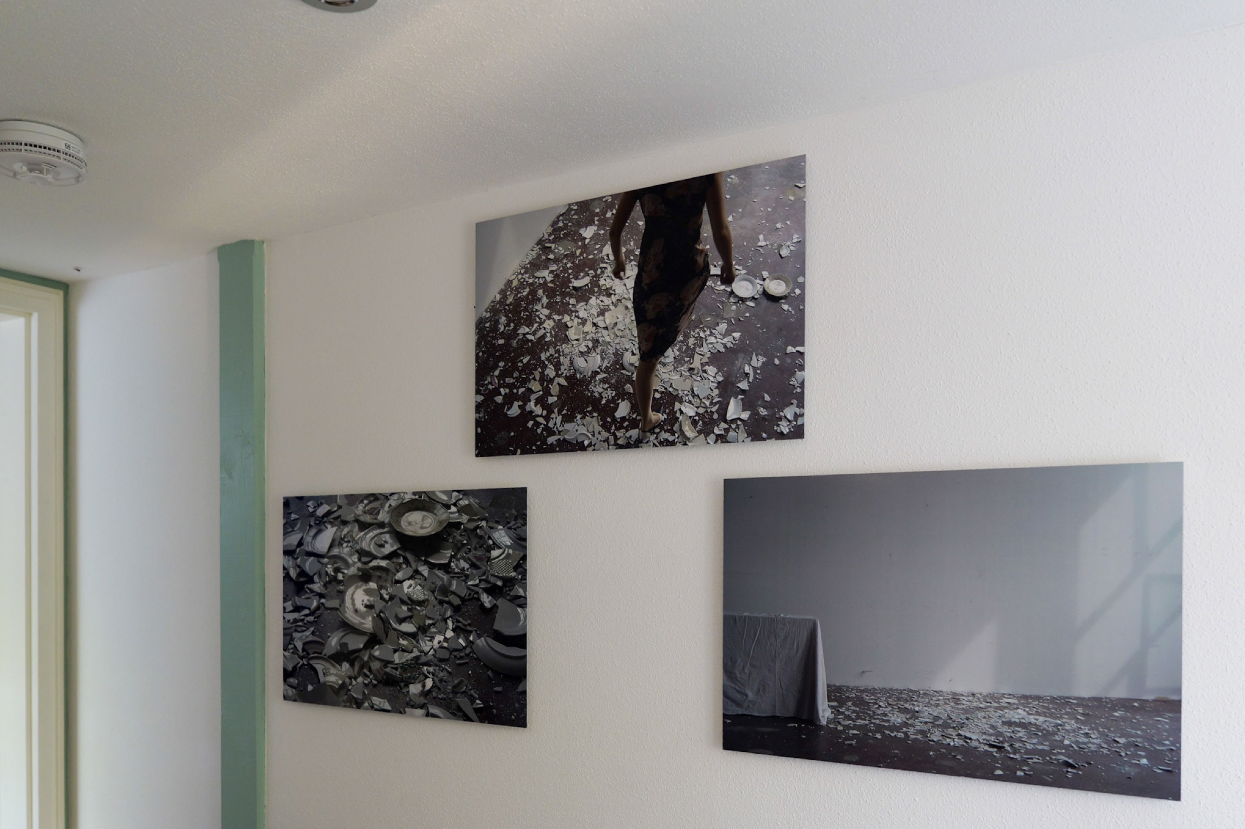 hexenhaus schwarz weiss fotokunst an der wand