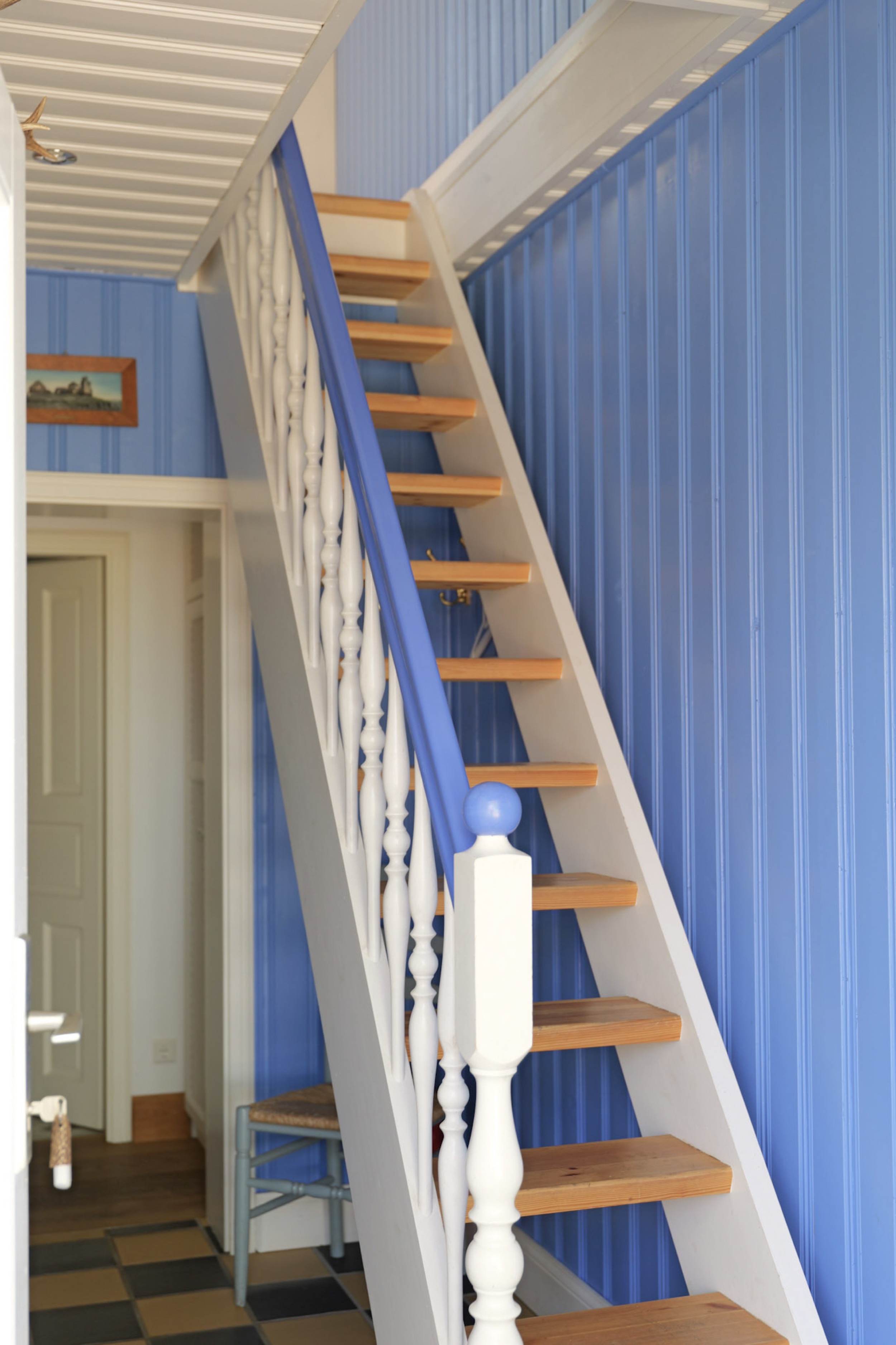hexenhaus-treppe-mit-blick-in-den-flur