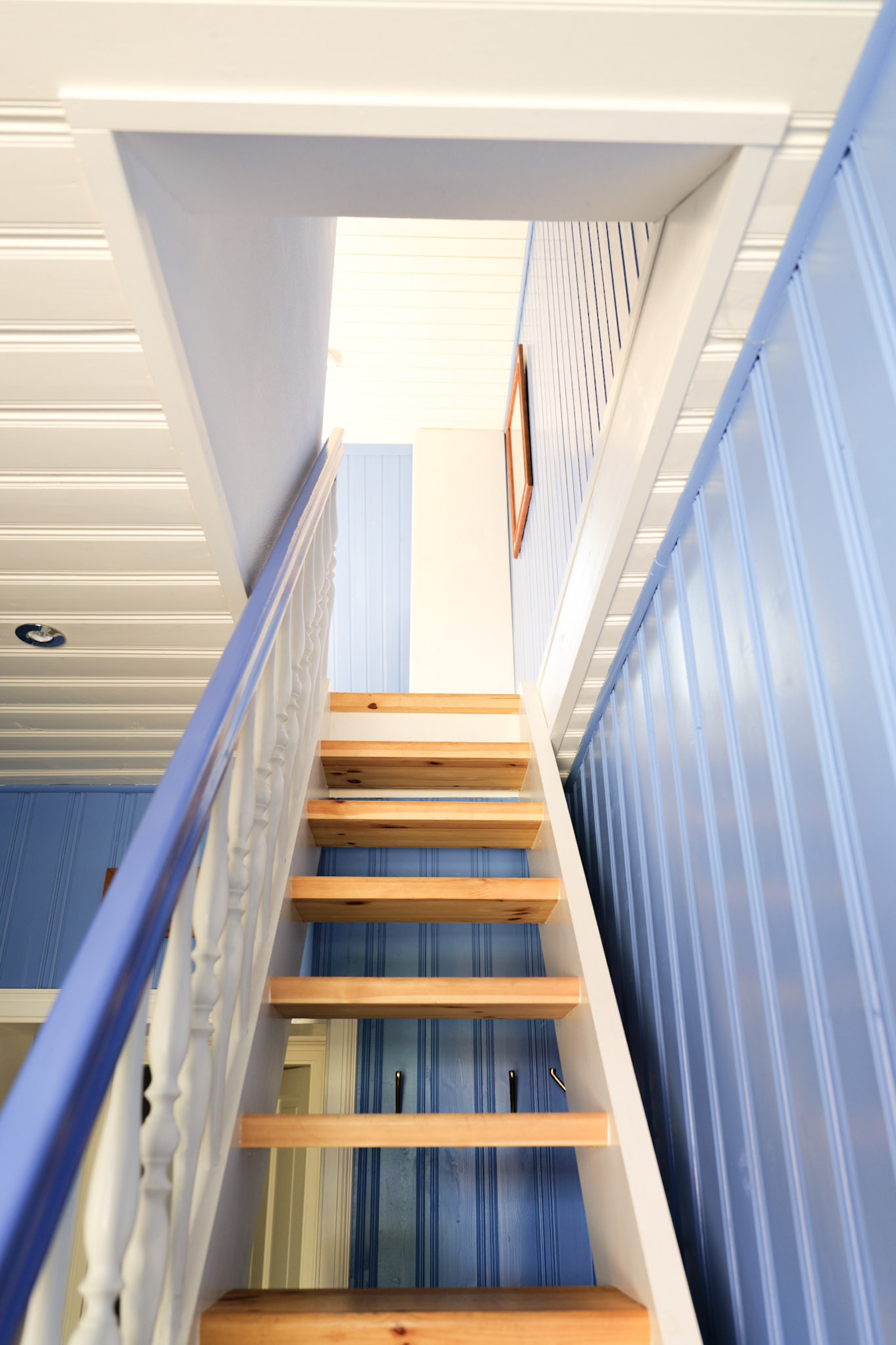 hexenhaus-treppenaufgang-mit-blauer-holzverkleidung