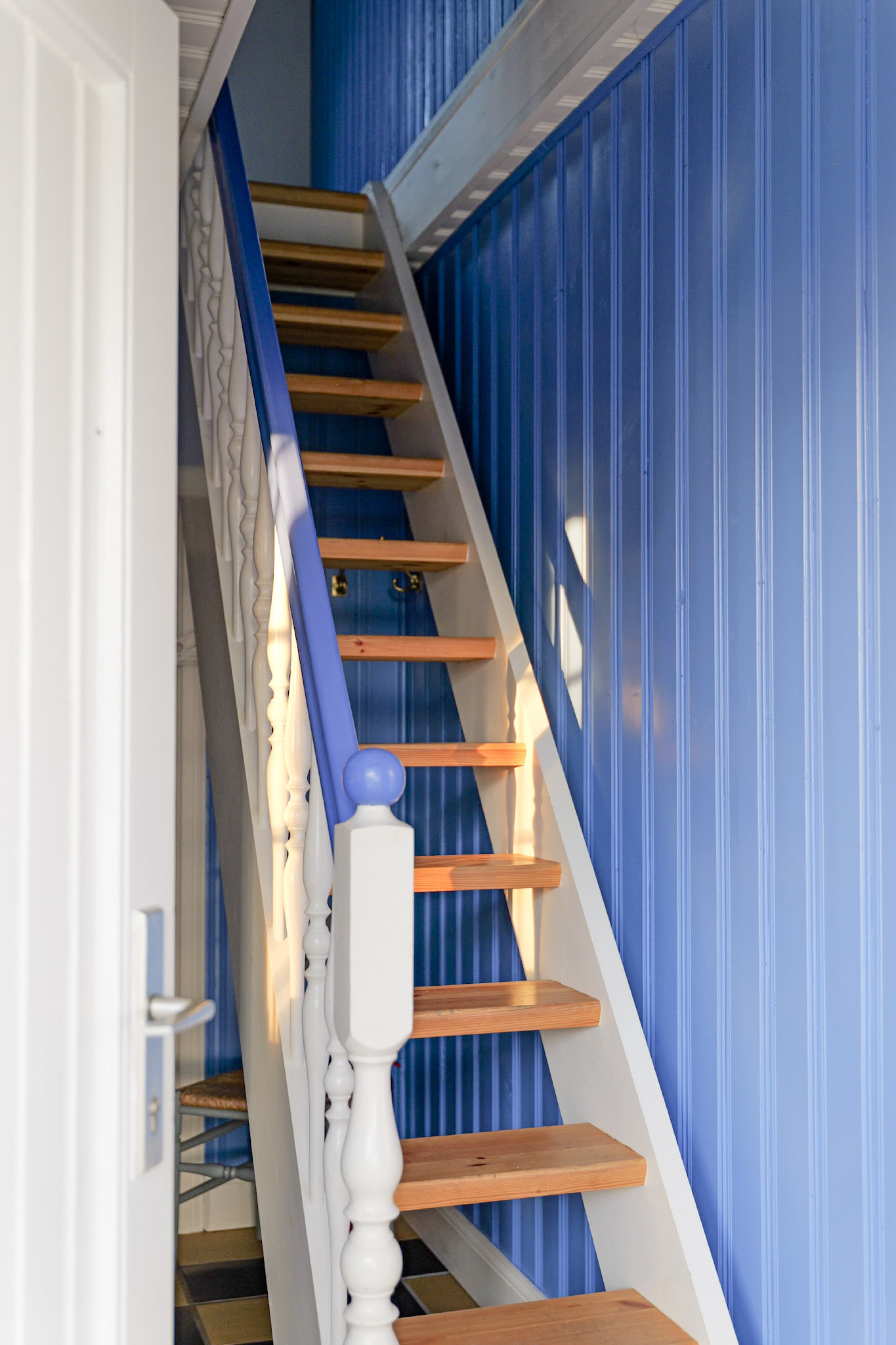 hexenhaus-treppenaufgang-mit-garderobenhaken-an-der-wand