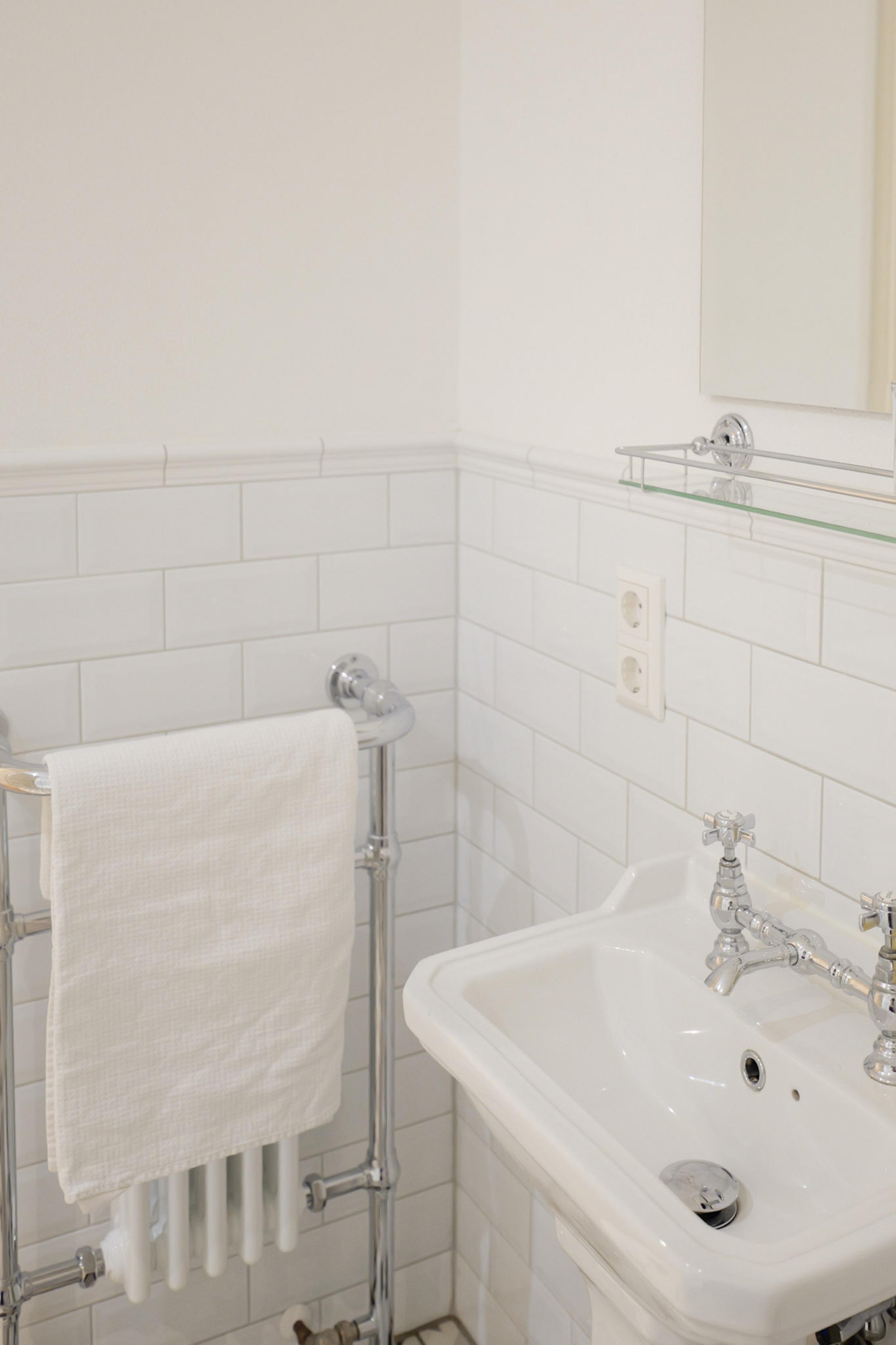 hexenhaus-waschbecken-mit-handtuchheizkoerper-im-badezimmer