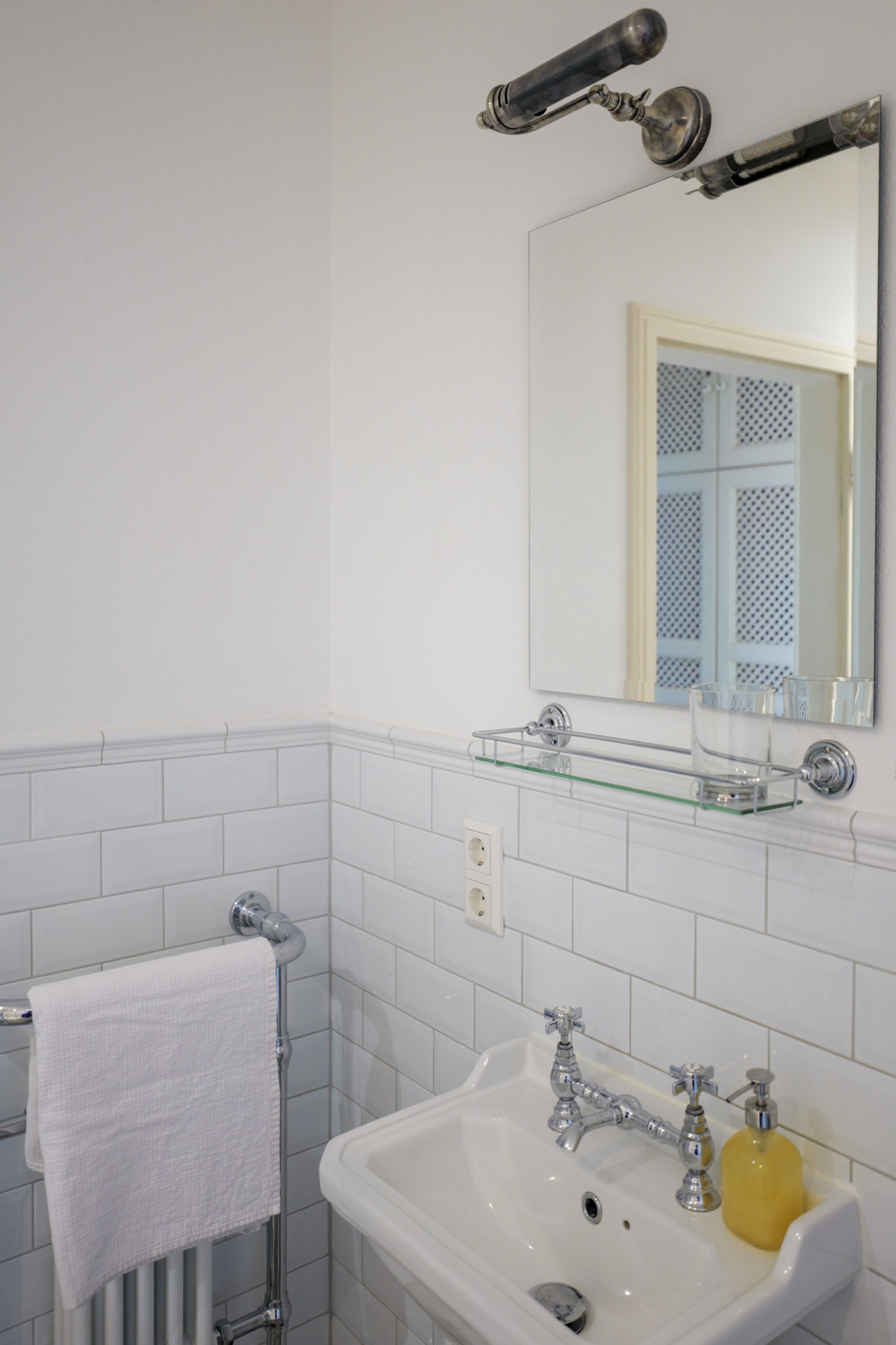 hexenhaus-waschbecken-mit-spiegel-und-glasablage