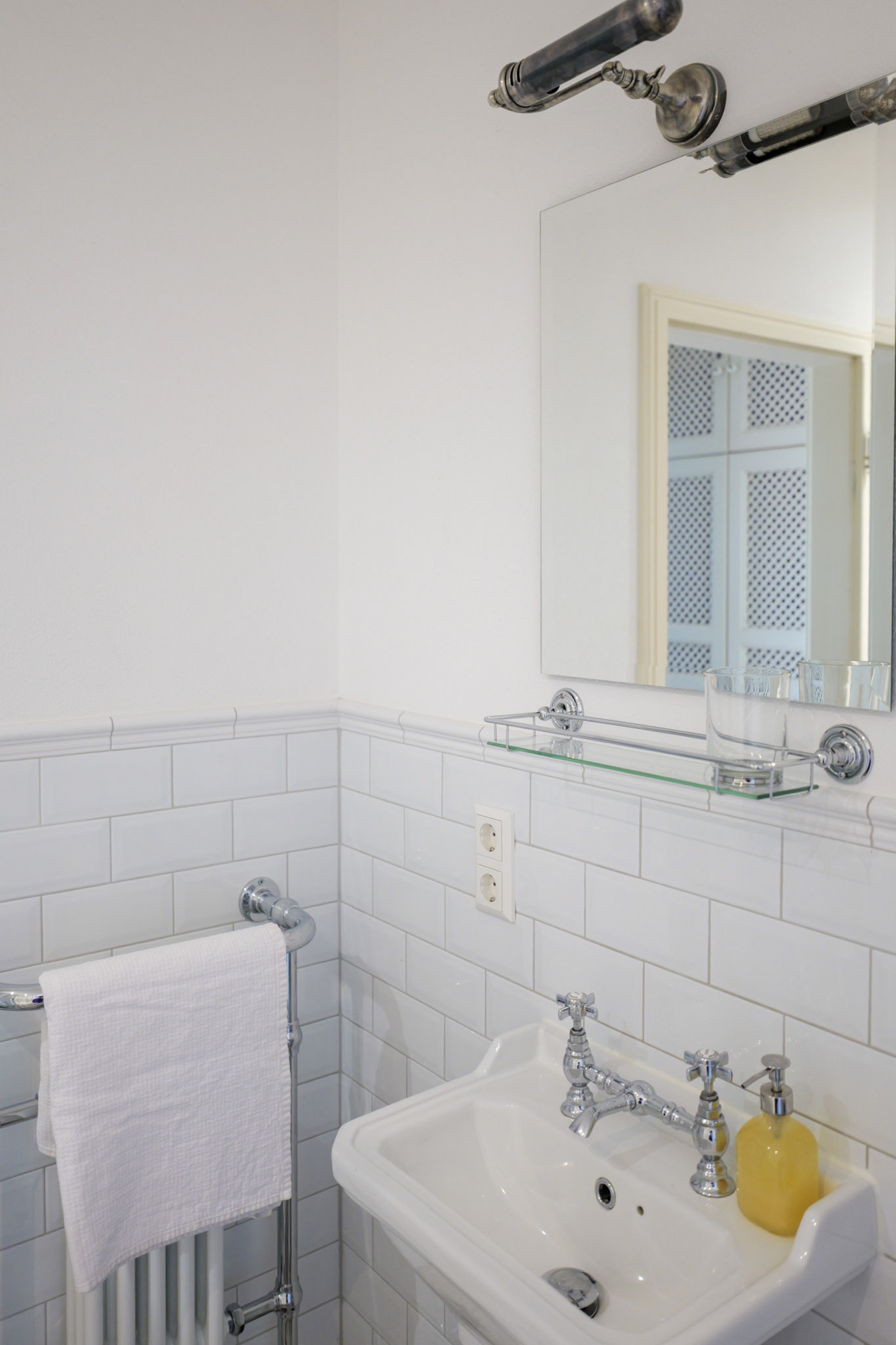 hexenhaus-waschbecken-mit-wandlampe-und-handtuchhalter