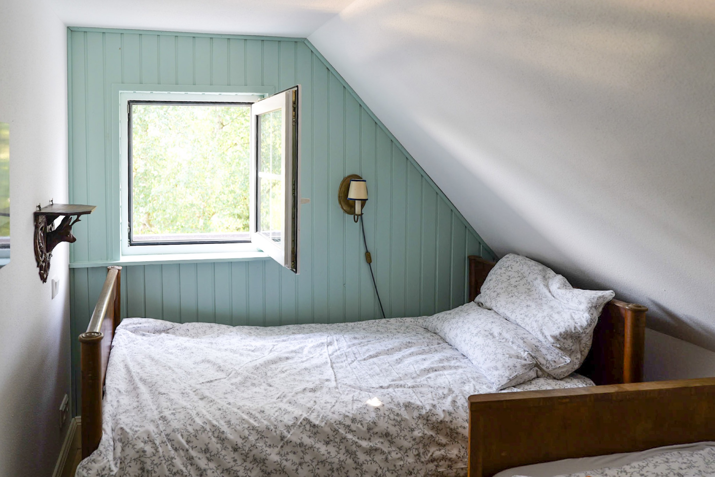 hexenhaus zwei betten am fenster mit hirschgeweih wandkonsole ohne buch