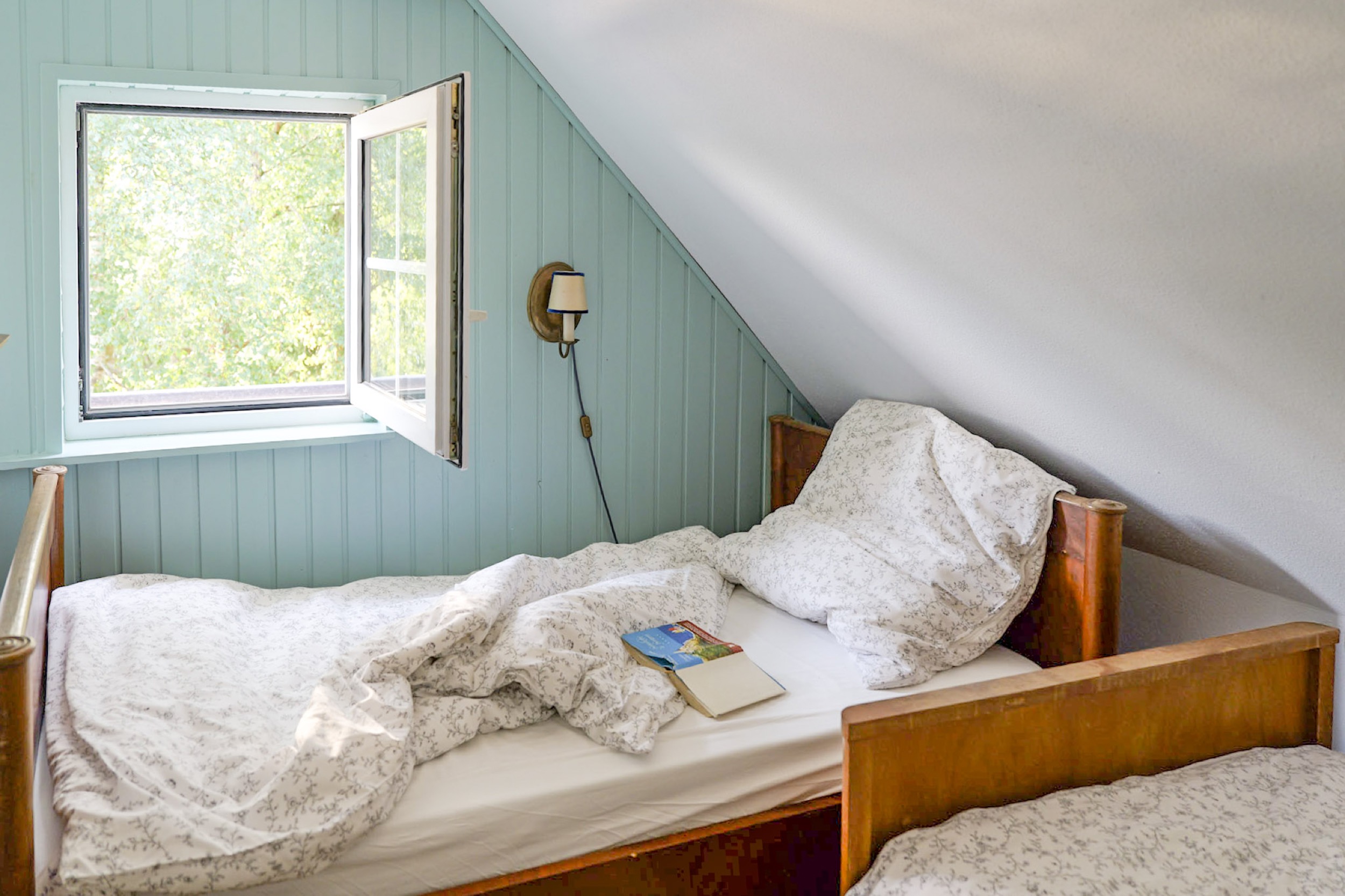 hexenhaus zwei betten im gruenen dachzimmer