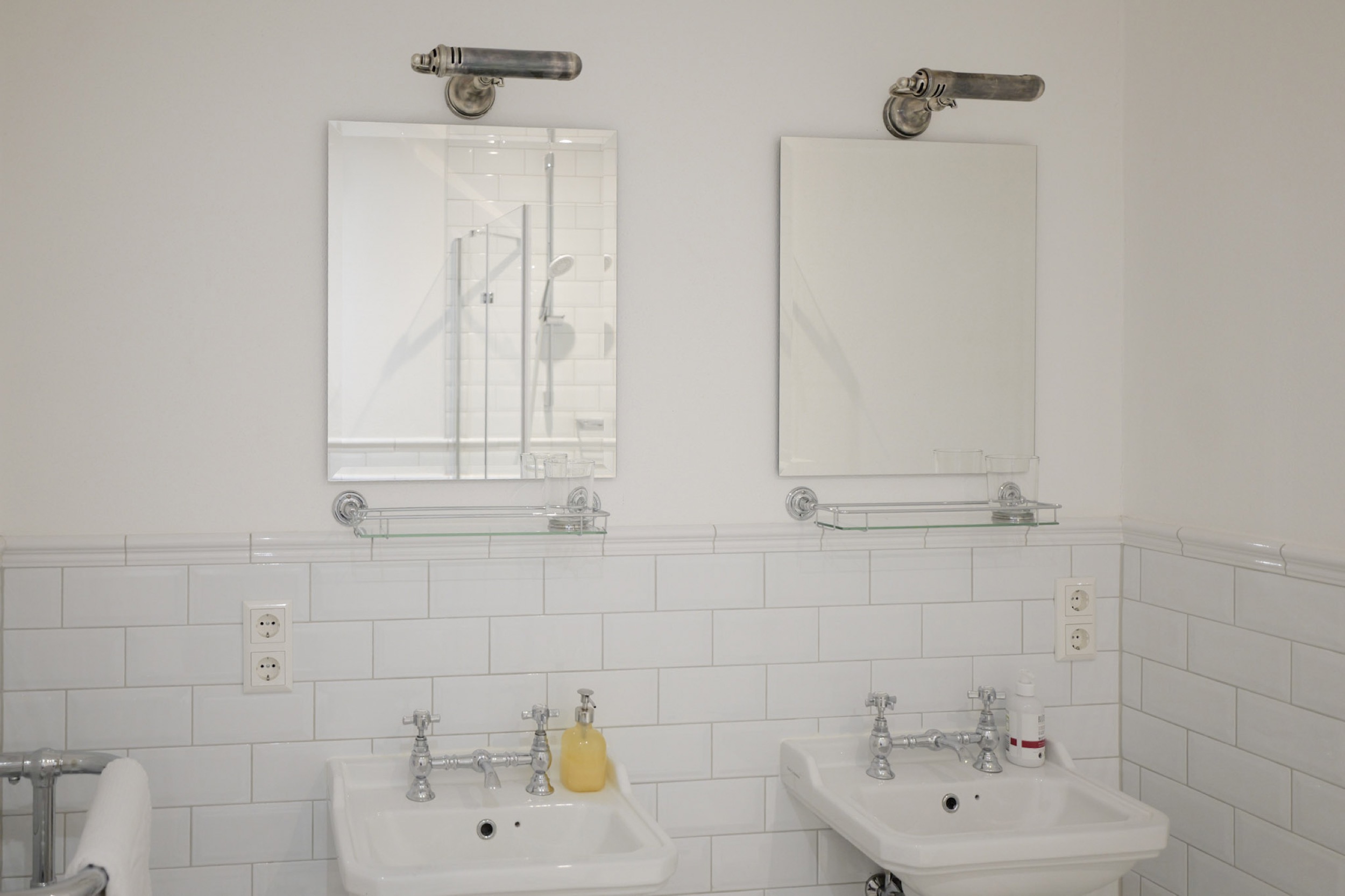 hexenhaus zwei waschbecken mit spiegeln und dusche im spiegelbild