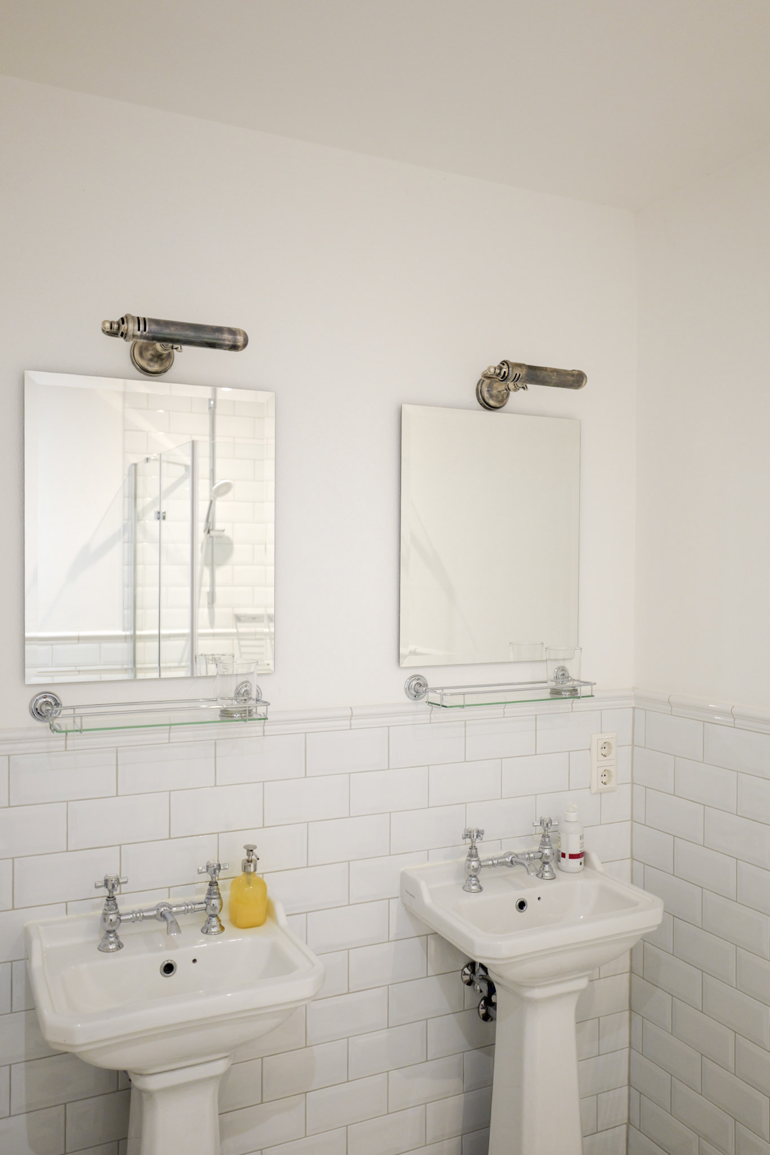 hexenhaus-zwei-waschbecken-und-spiegel-im-badezimmer-hochformat