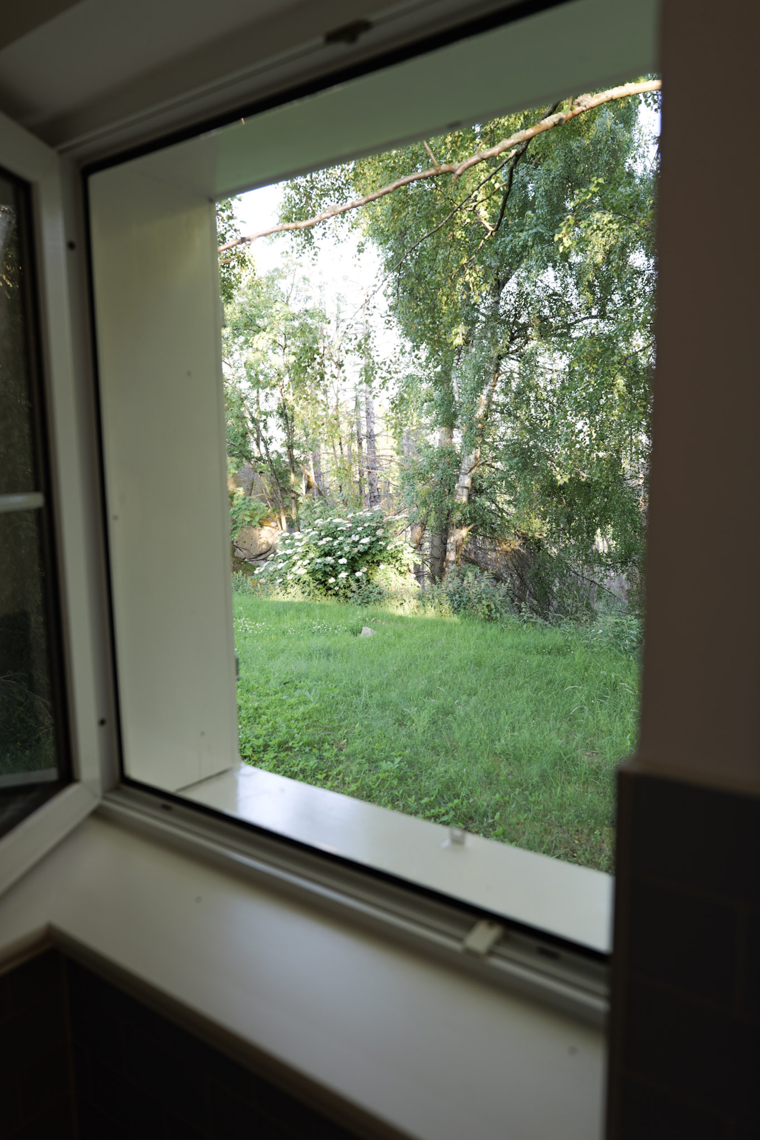 puppenhaus-ausblick-durchs-offene-fenster-in-den-garten