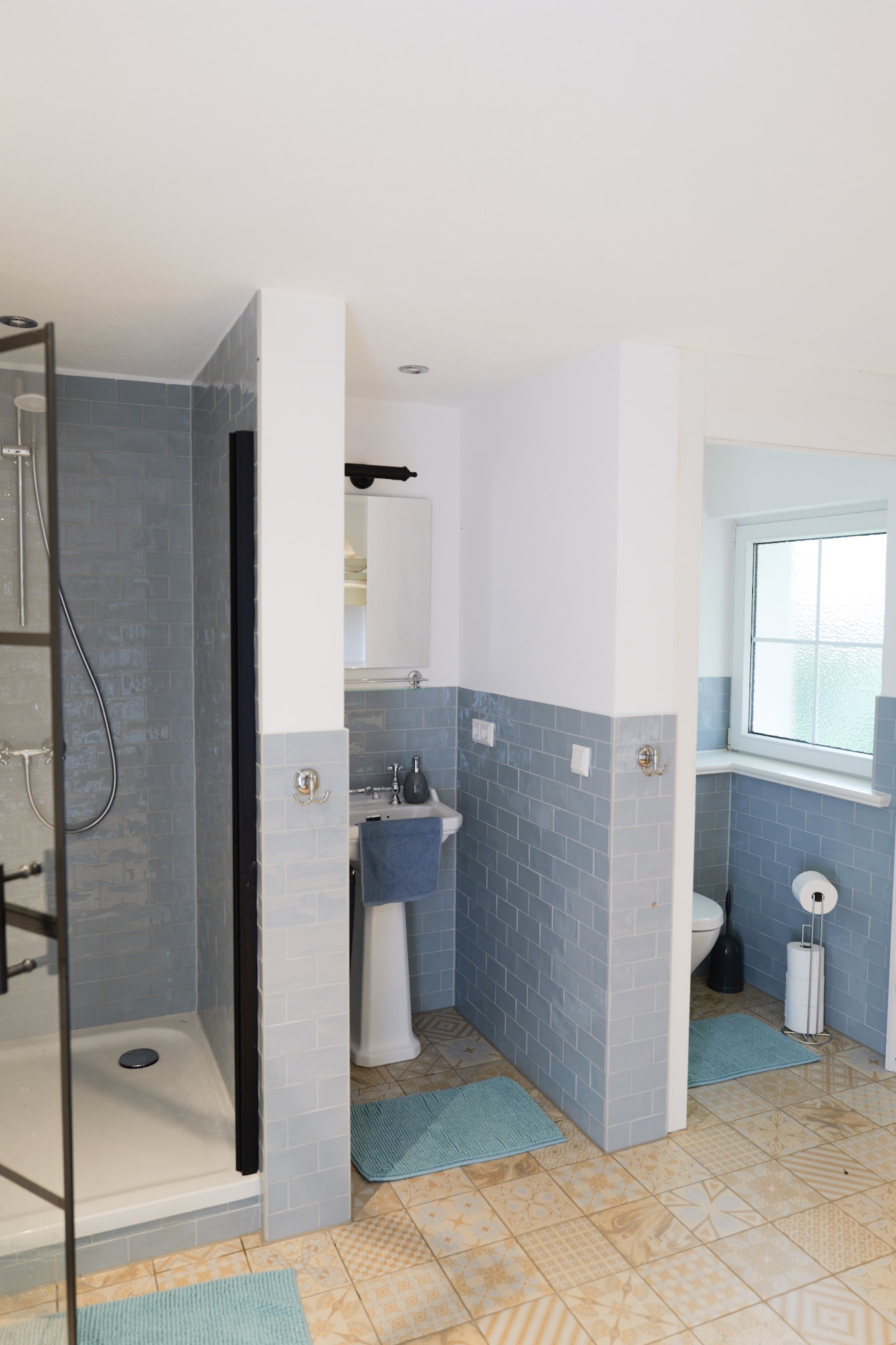 puppenhaus-blick-von-der-dusche-zum-waschbecken-und-zur-toilette