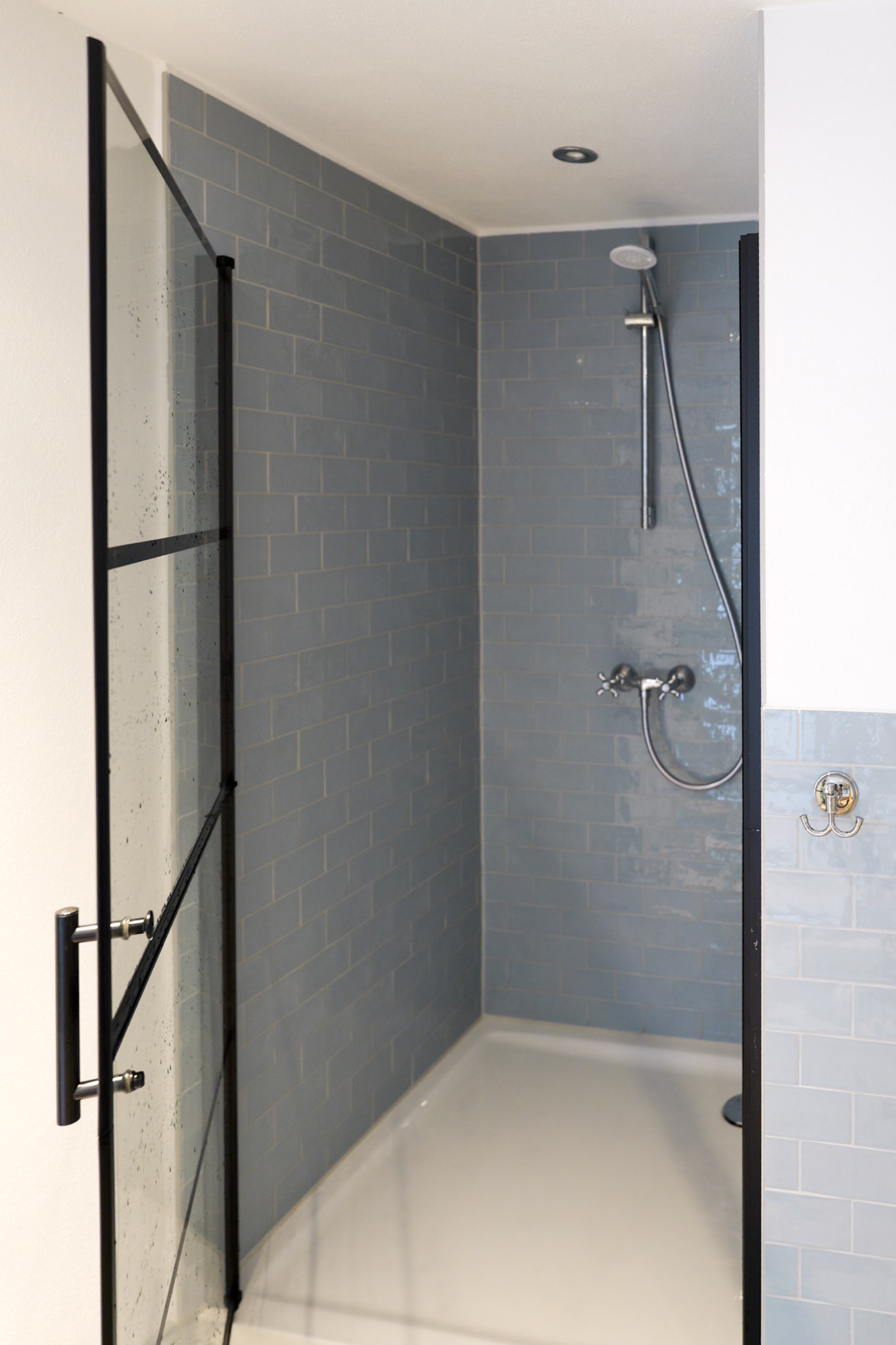 puppenhaus-dusche-mit-fliesen-und-chromarmatur