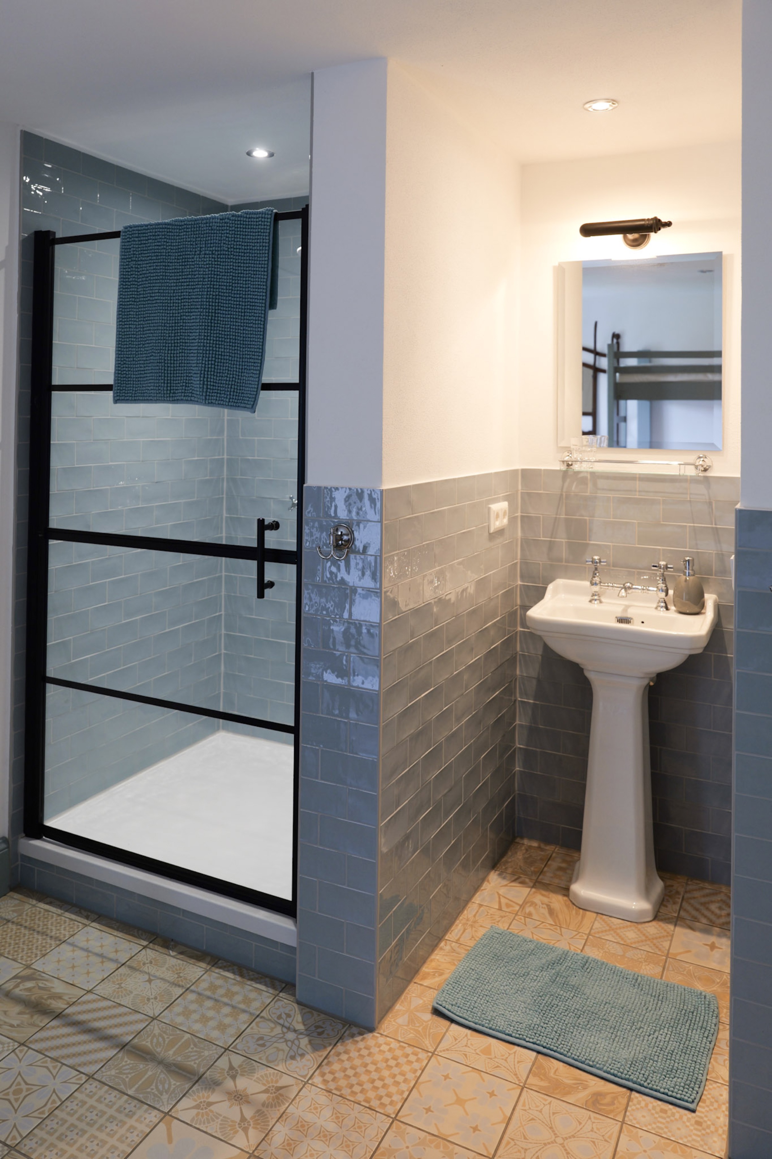 puppenhaus-dusche-und-waschbecken-mit-blauen-fliesen