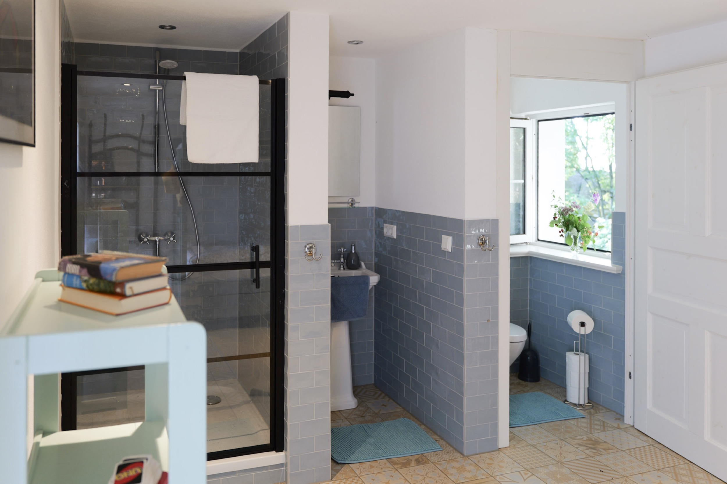 puppenhaus dusche und waschbecken mit buecherstapel auf ablage