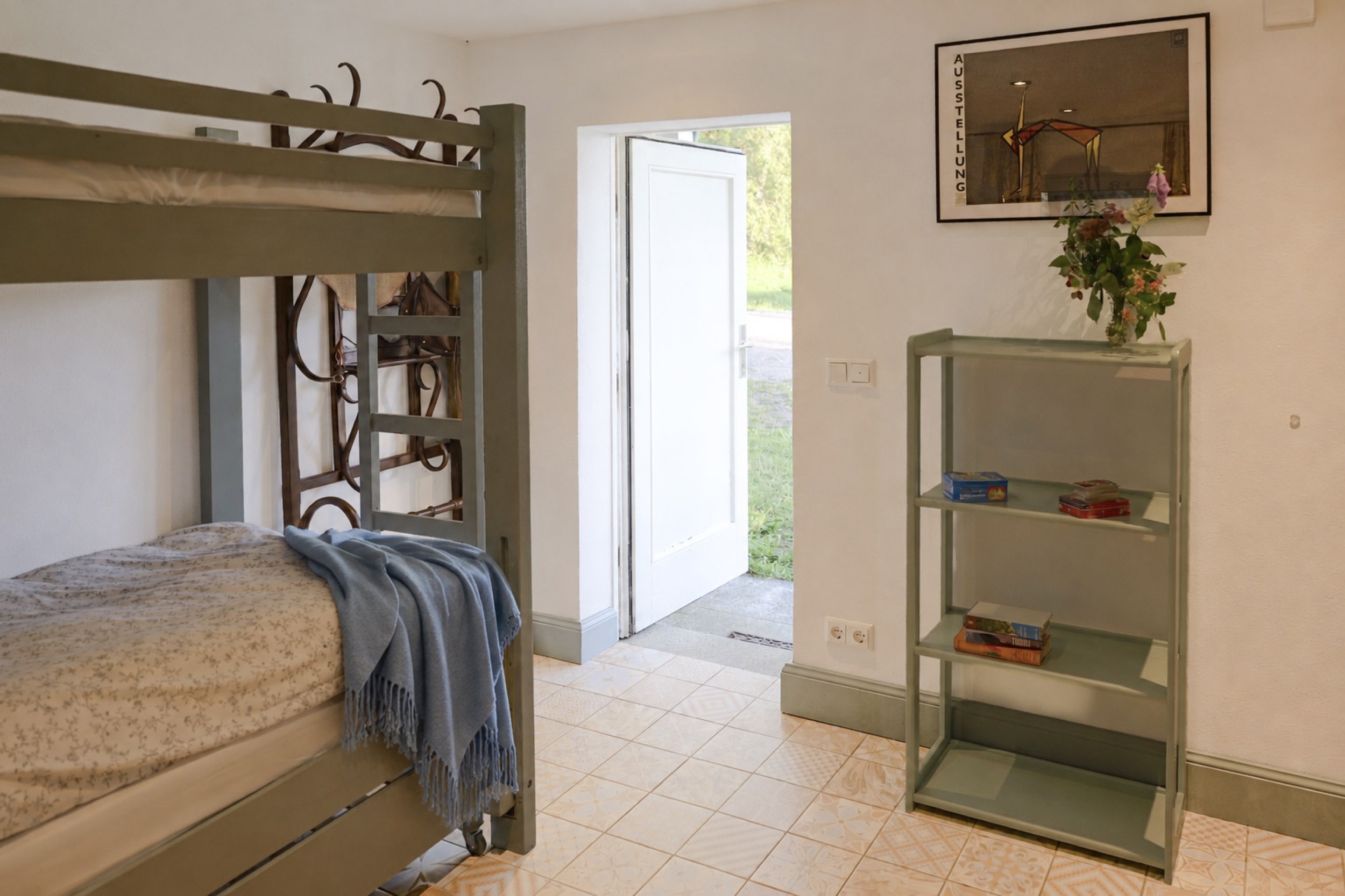 puppenhaus etagenbett mit blauer decke und offener gartentuer