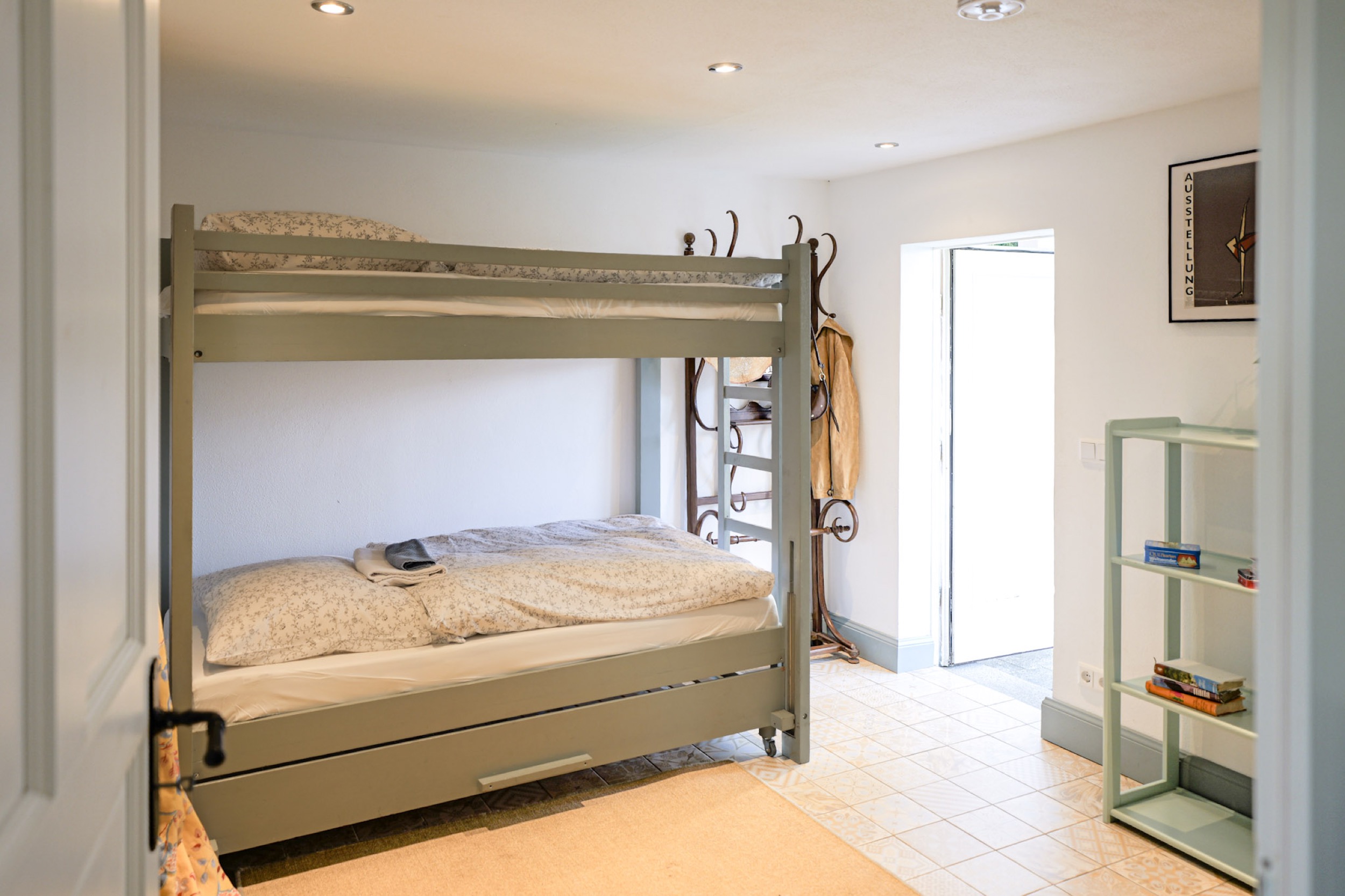 puppenhaus etagenbett mit blick zur offenen tuer