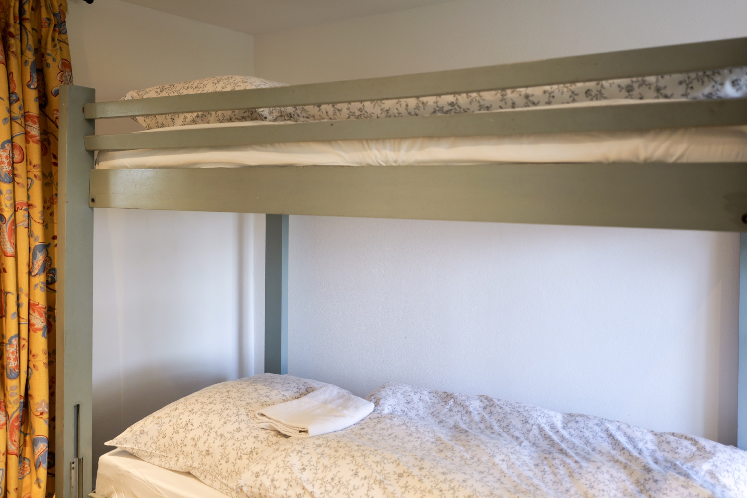 puppenhaus etagenbett mit blumengardine