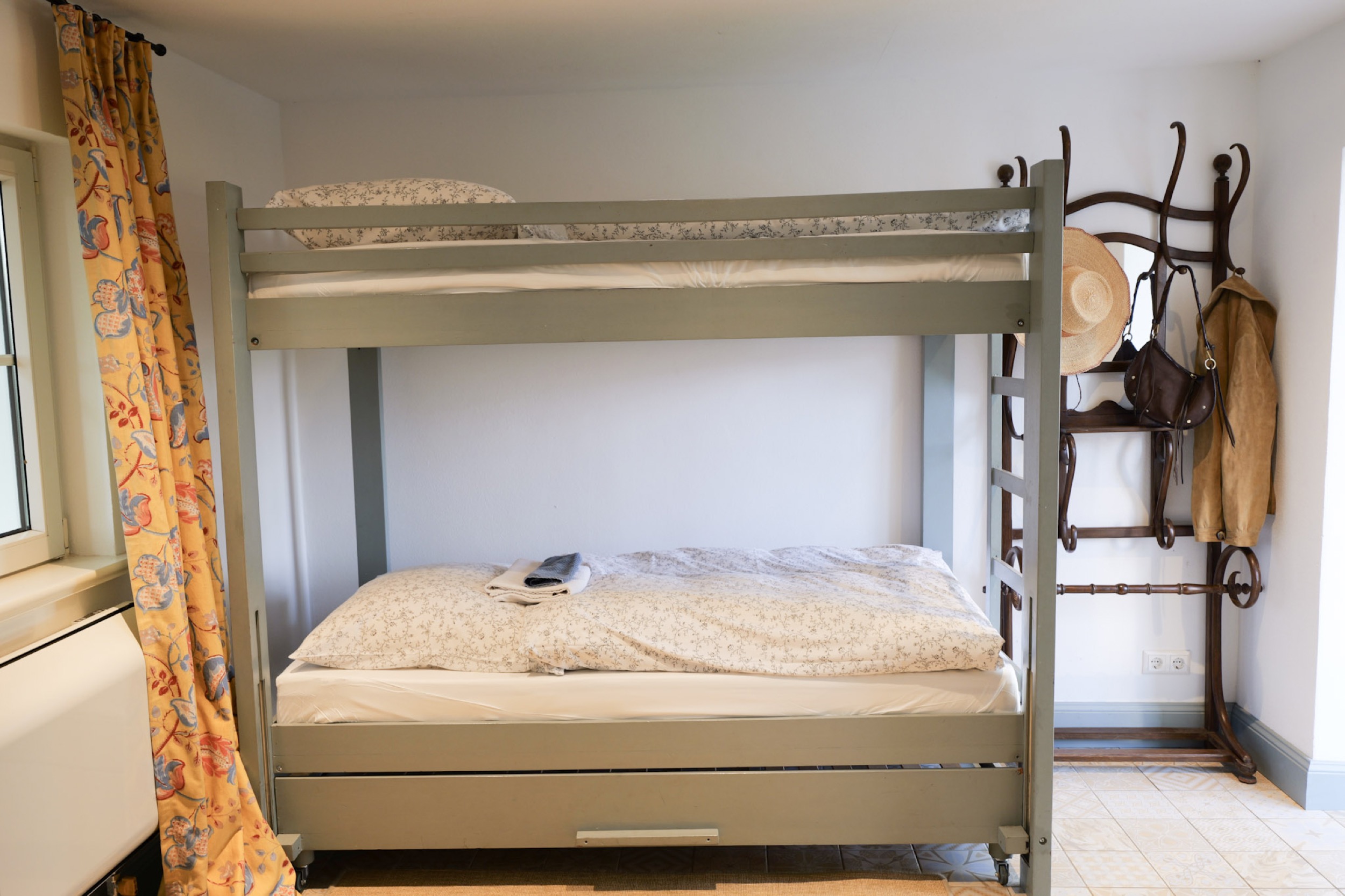 puppenhaus etagenbett mit garderobe hut und tasche