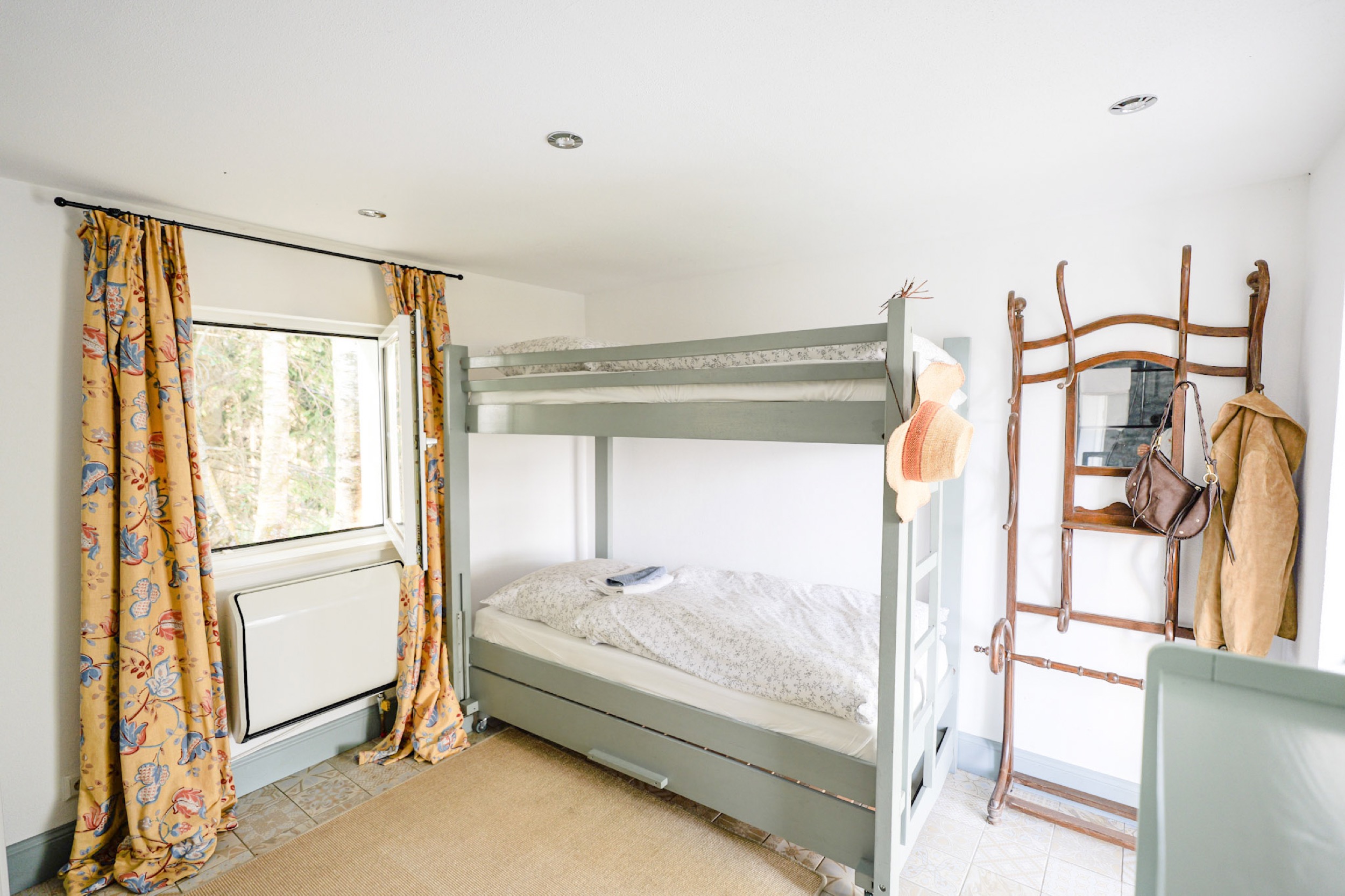 puppenhaus etagenbett mit strohhut und blick zum fenster
