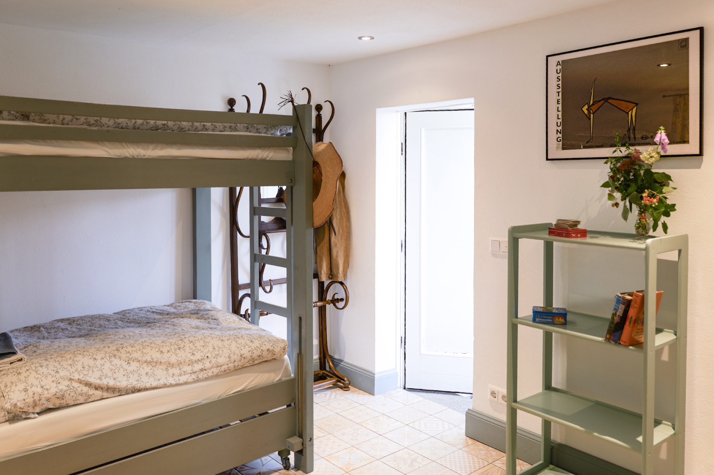 puppenhaus etagenbett mit strohhut und blumenstrauss auf regal